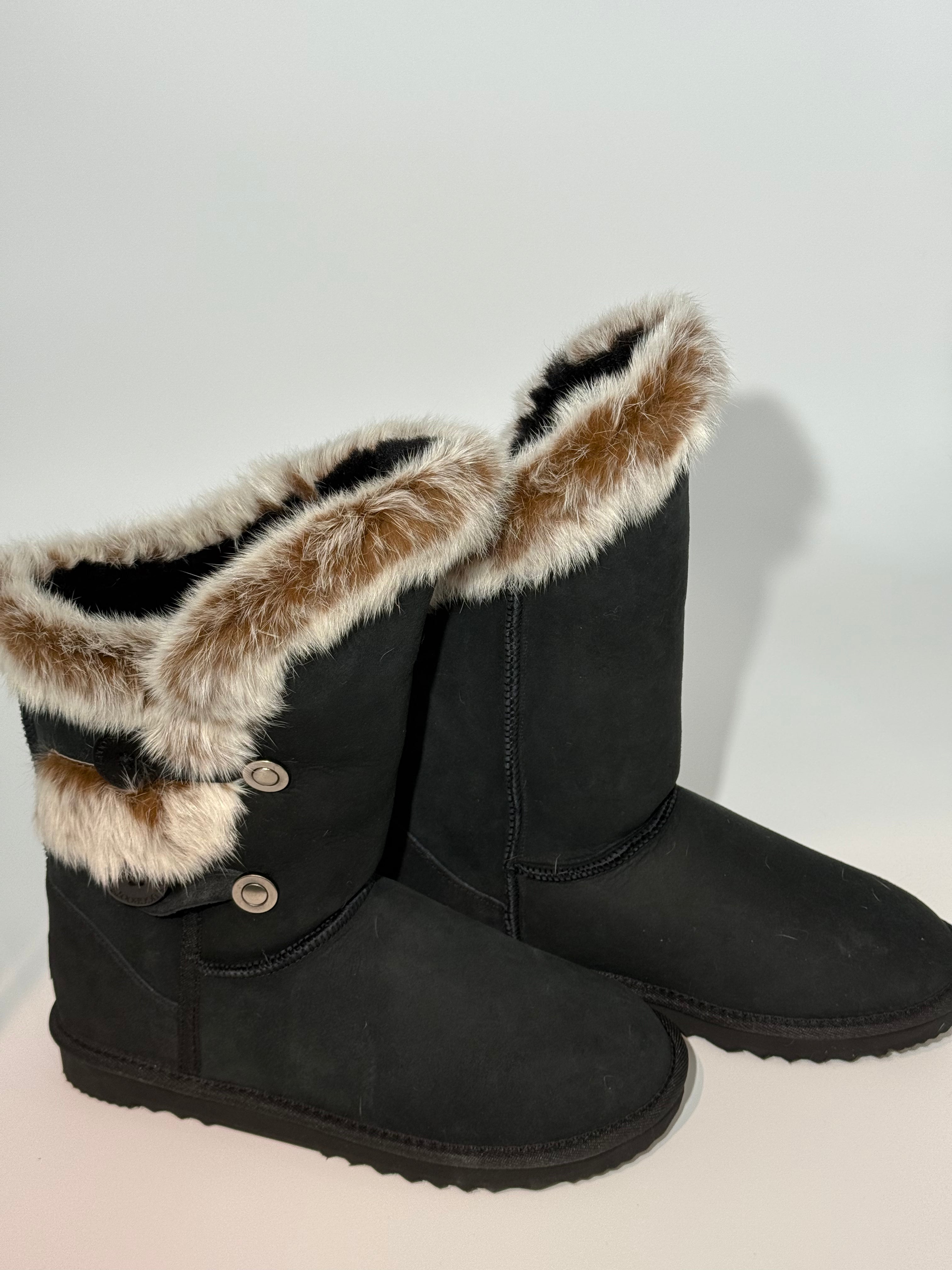 BRAND NEW UGG - AUSTRALIAN SHEPHERD BLACK BOOT WITH BROWN/WHITE FUR