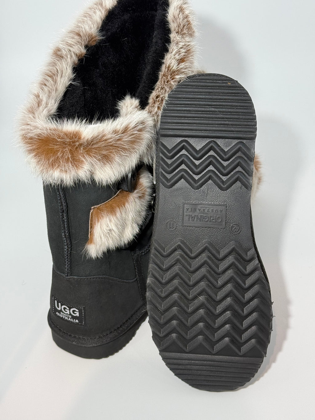 BRAND NEW UGG - AUSTRALIAN SHEPHERD BLACK BOOT WITH BROWN/WHITE FUR