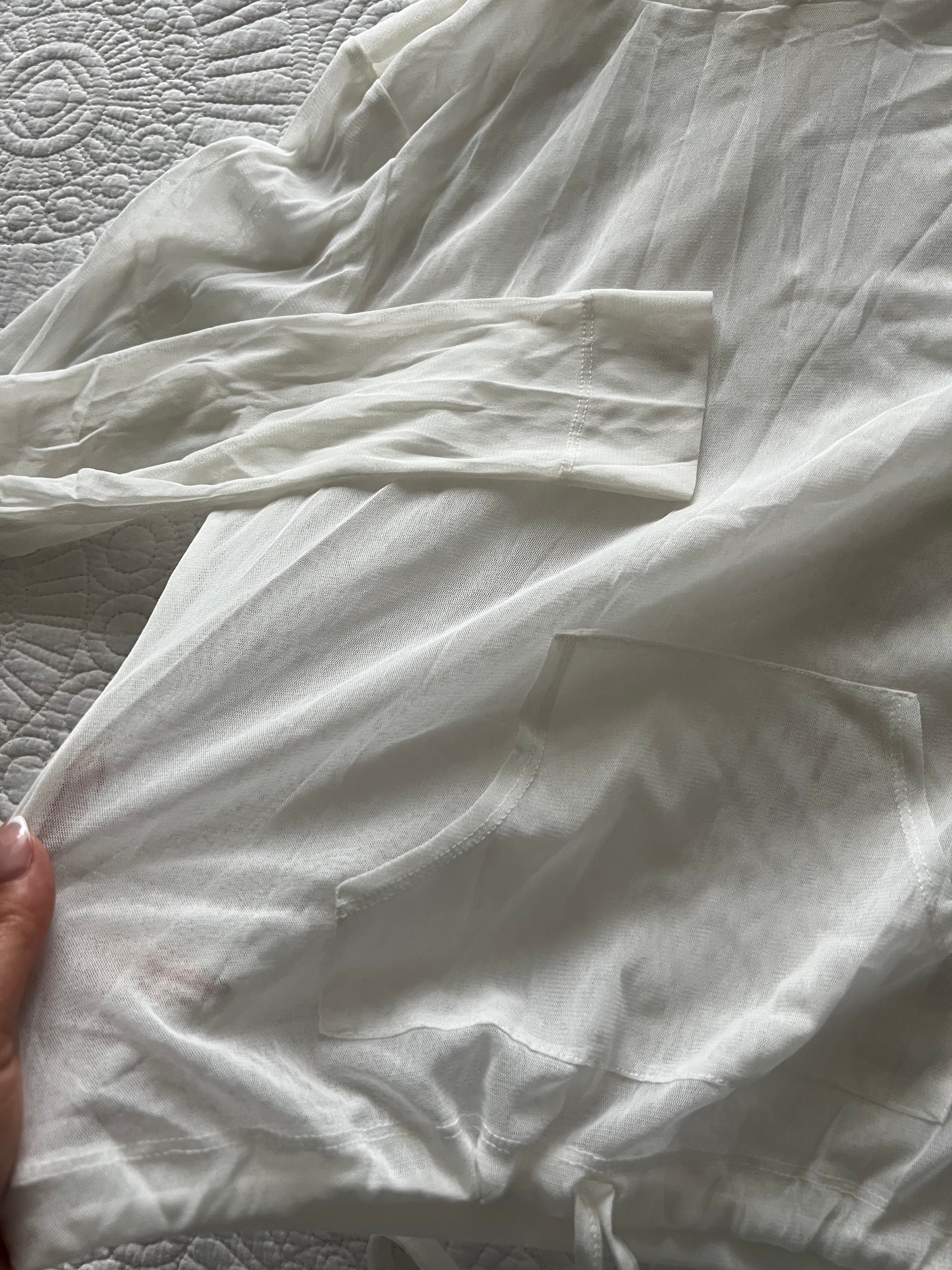 White jumper/top
