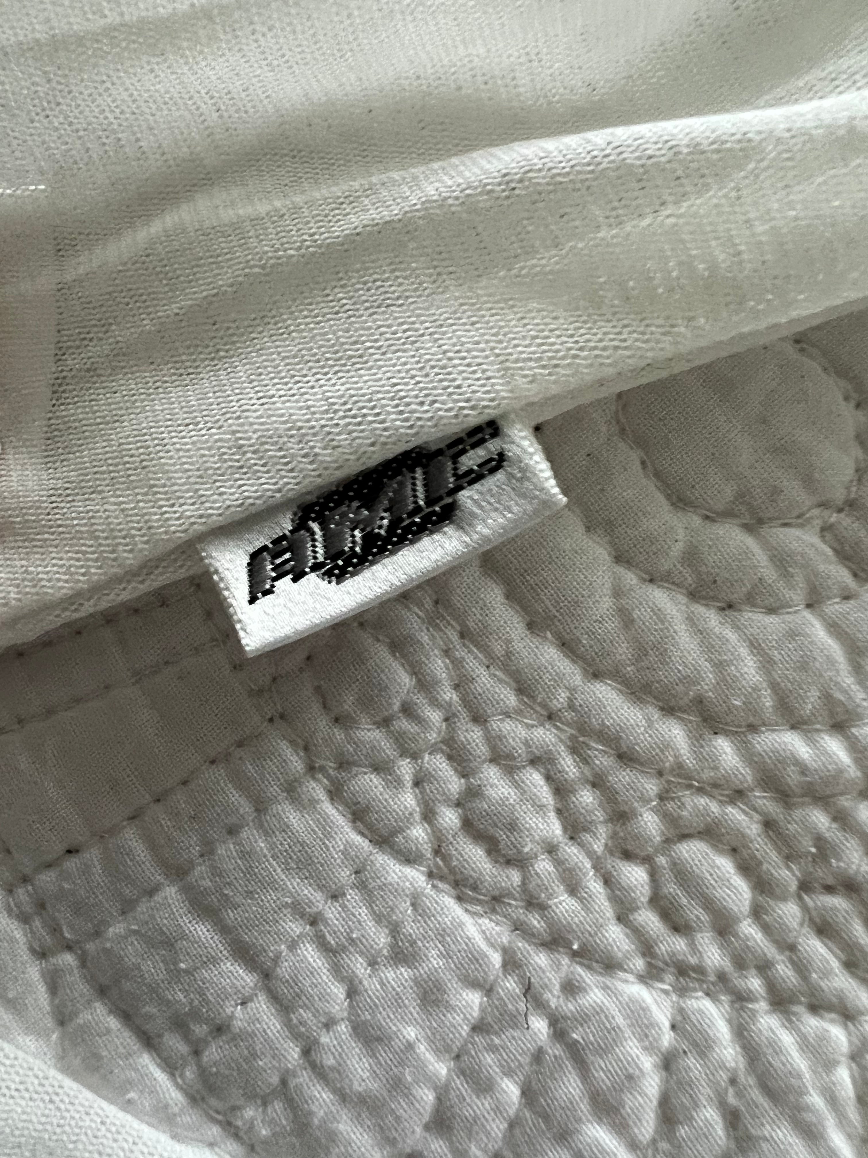 White jumper/top