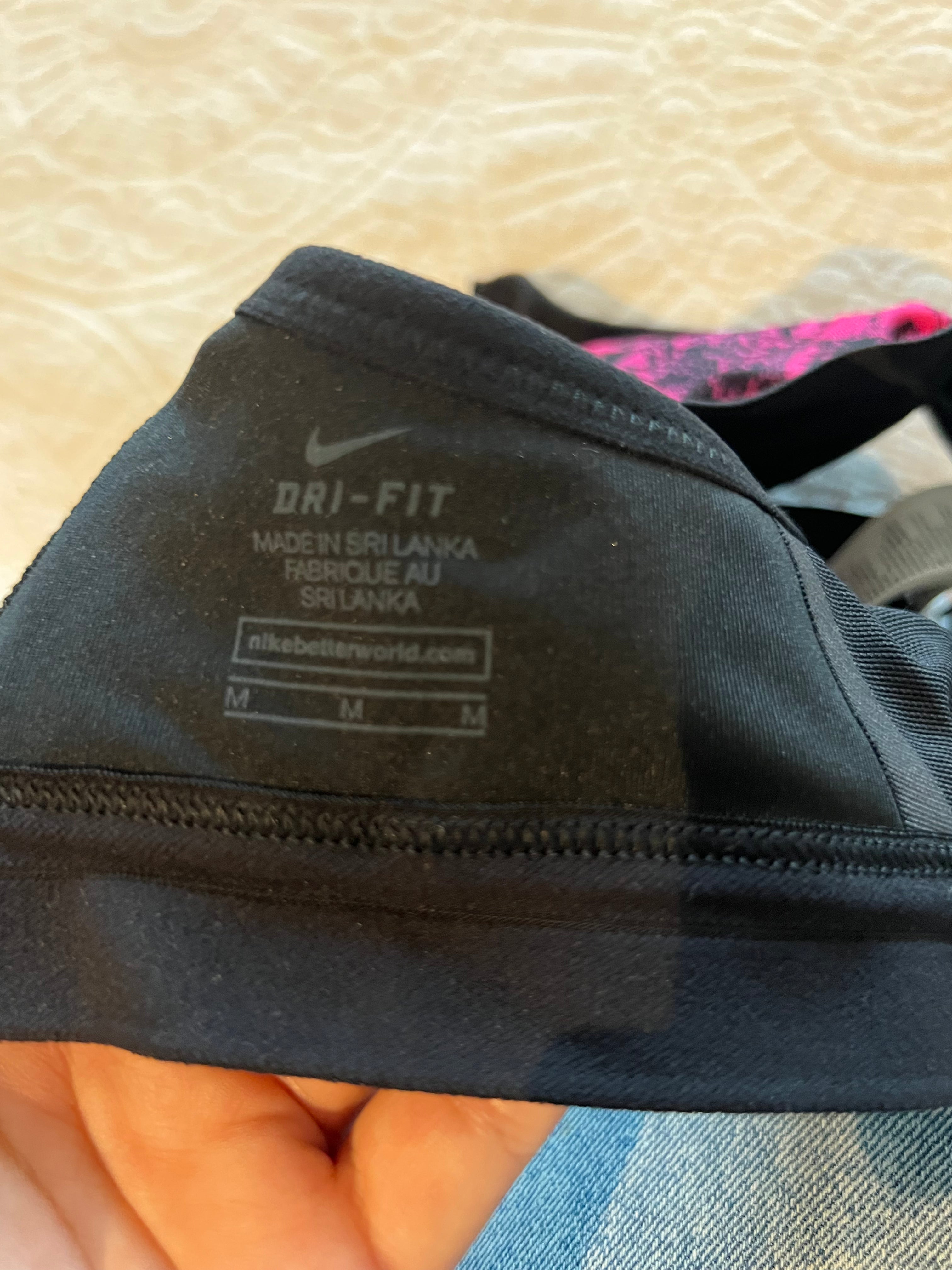 Black/pink Nike sports bra