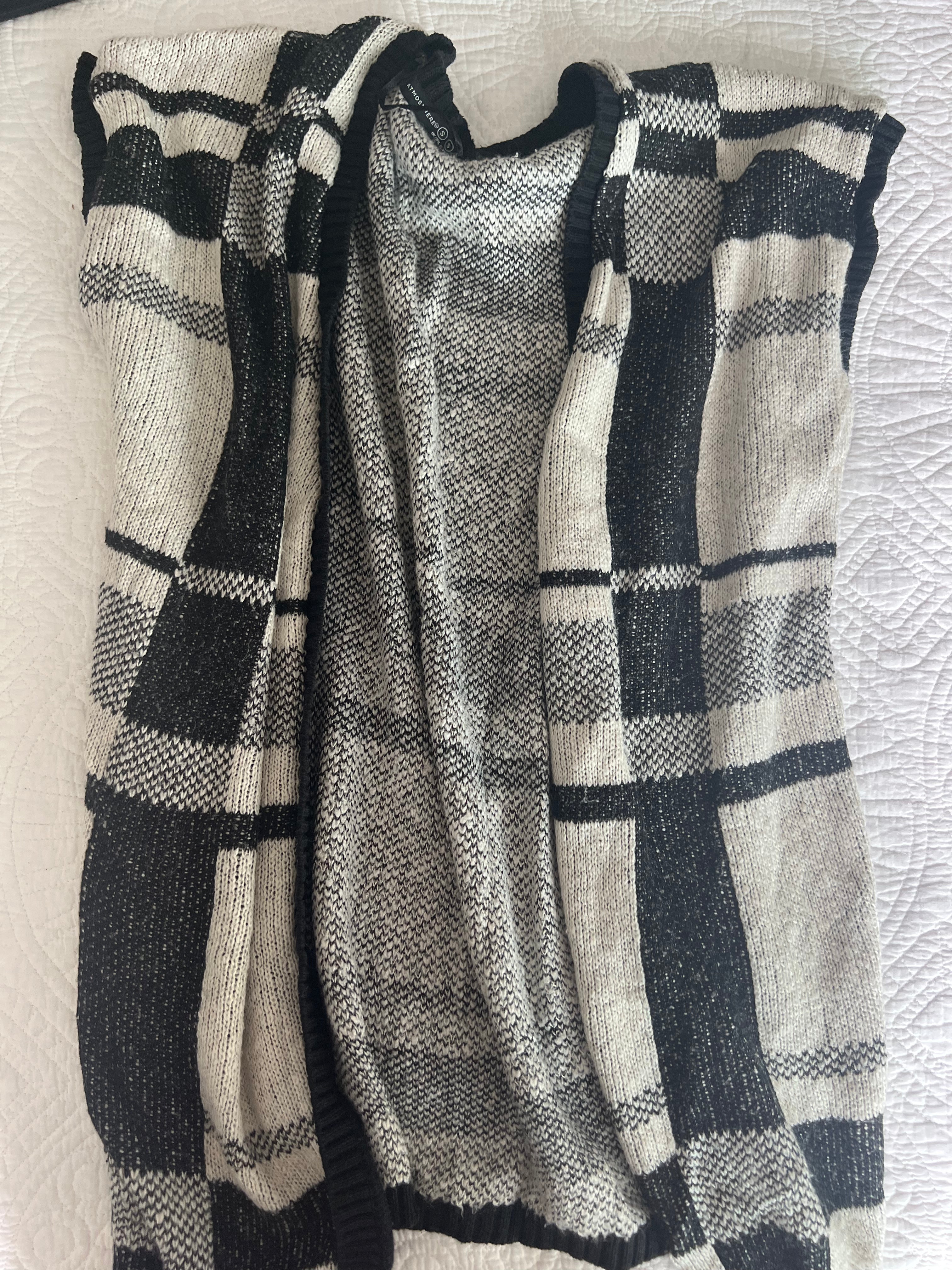 Grey sleeveless knitted cardigan