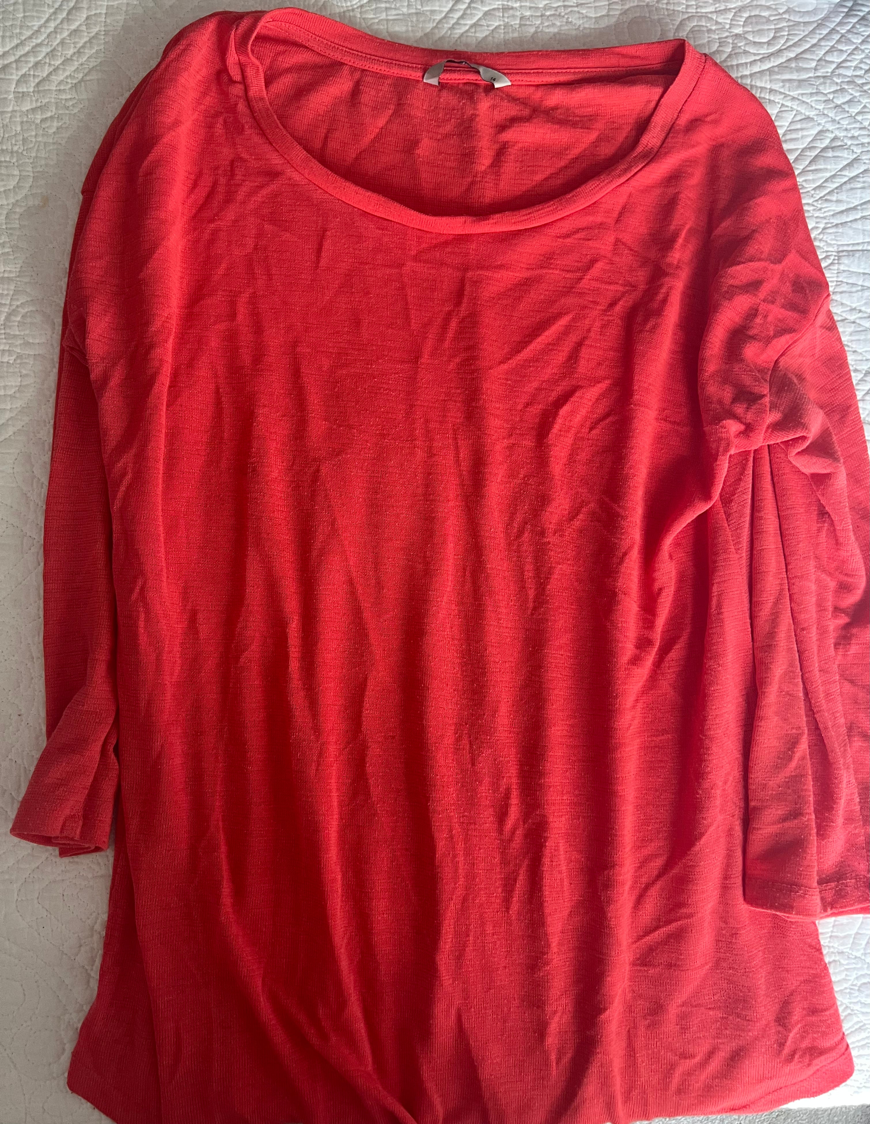Red quarter sleeve top