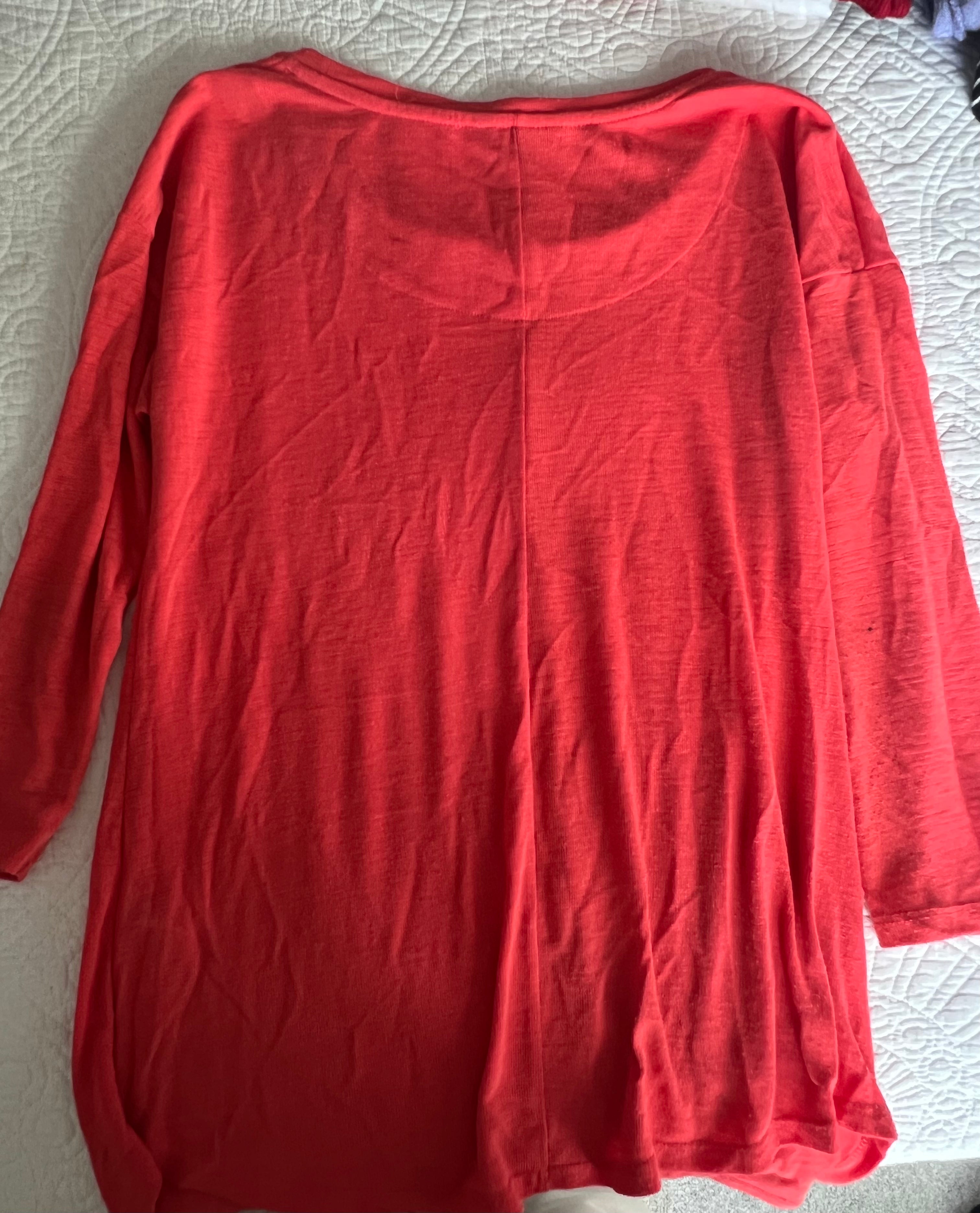 Red quarter sleeve top