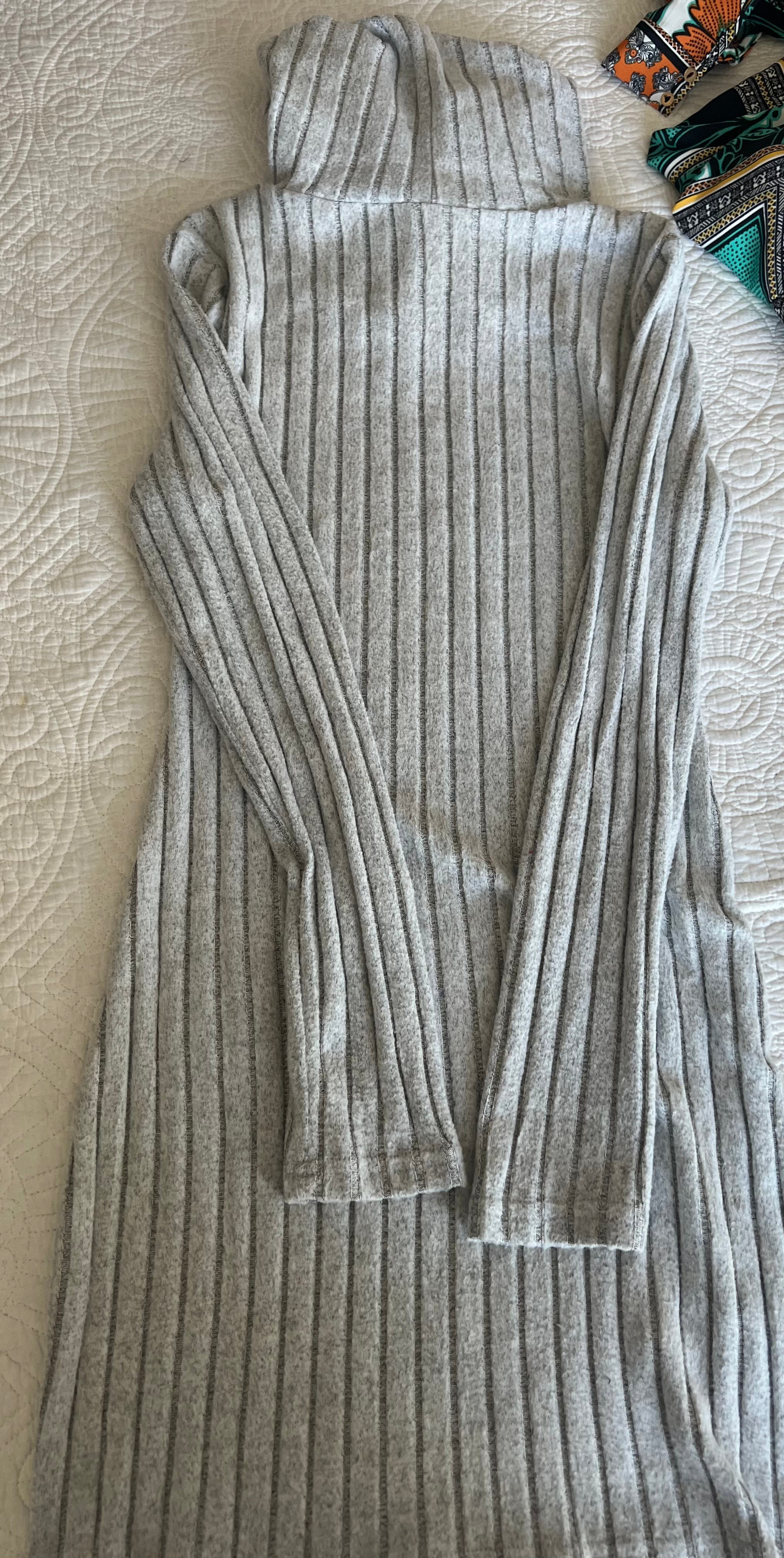 Midi grey ribbed dress with hood