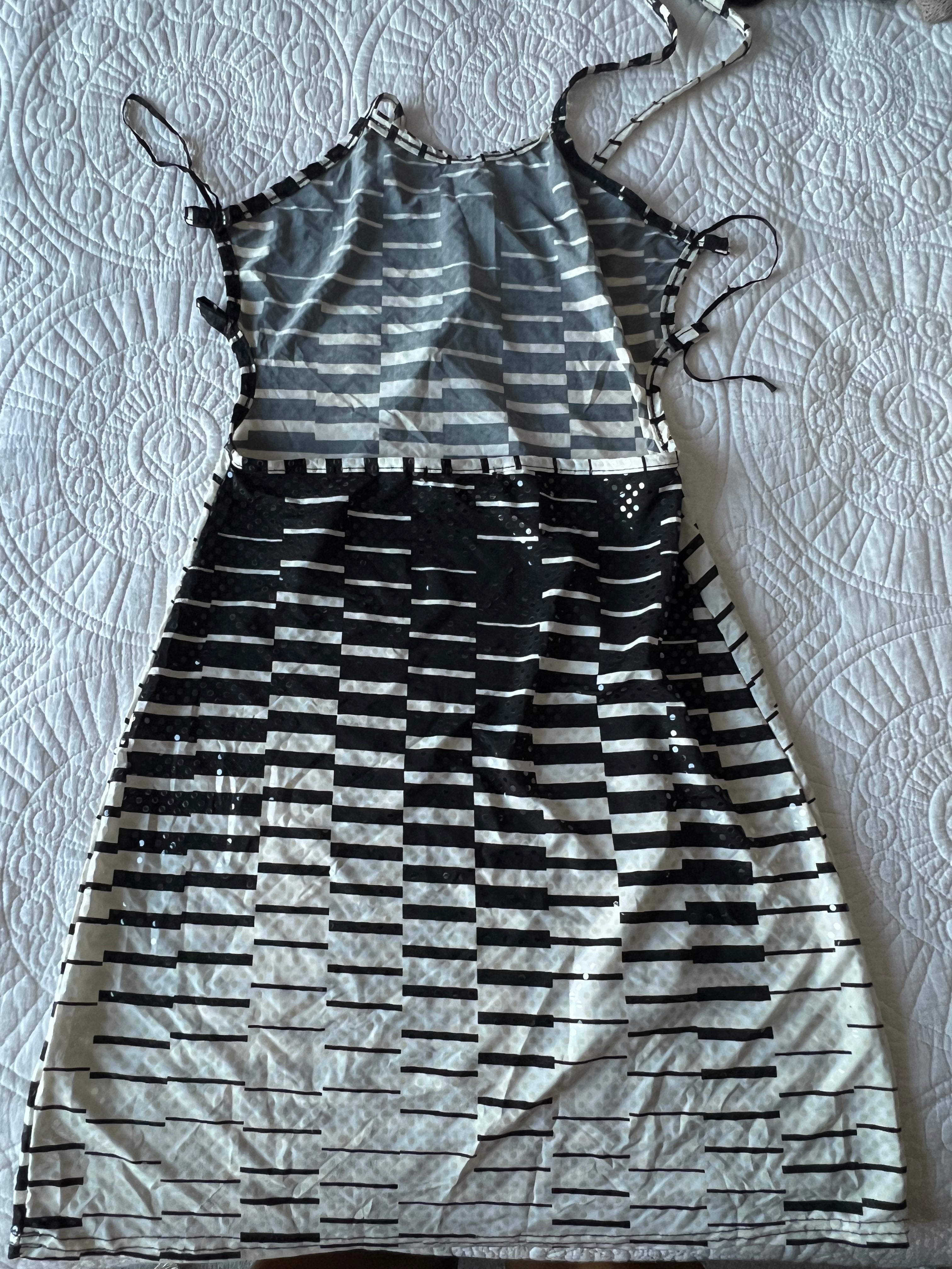 Black/white mini dress