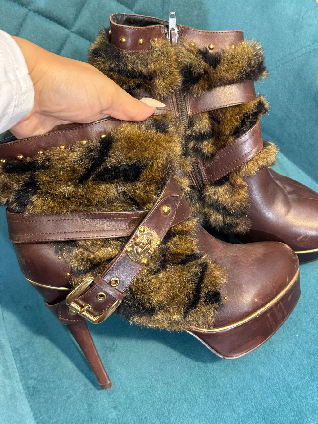 Burgundy heel with faux brown fur - Size 6