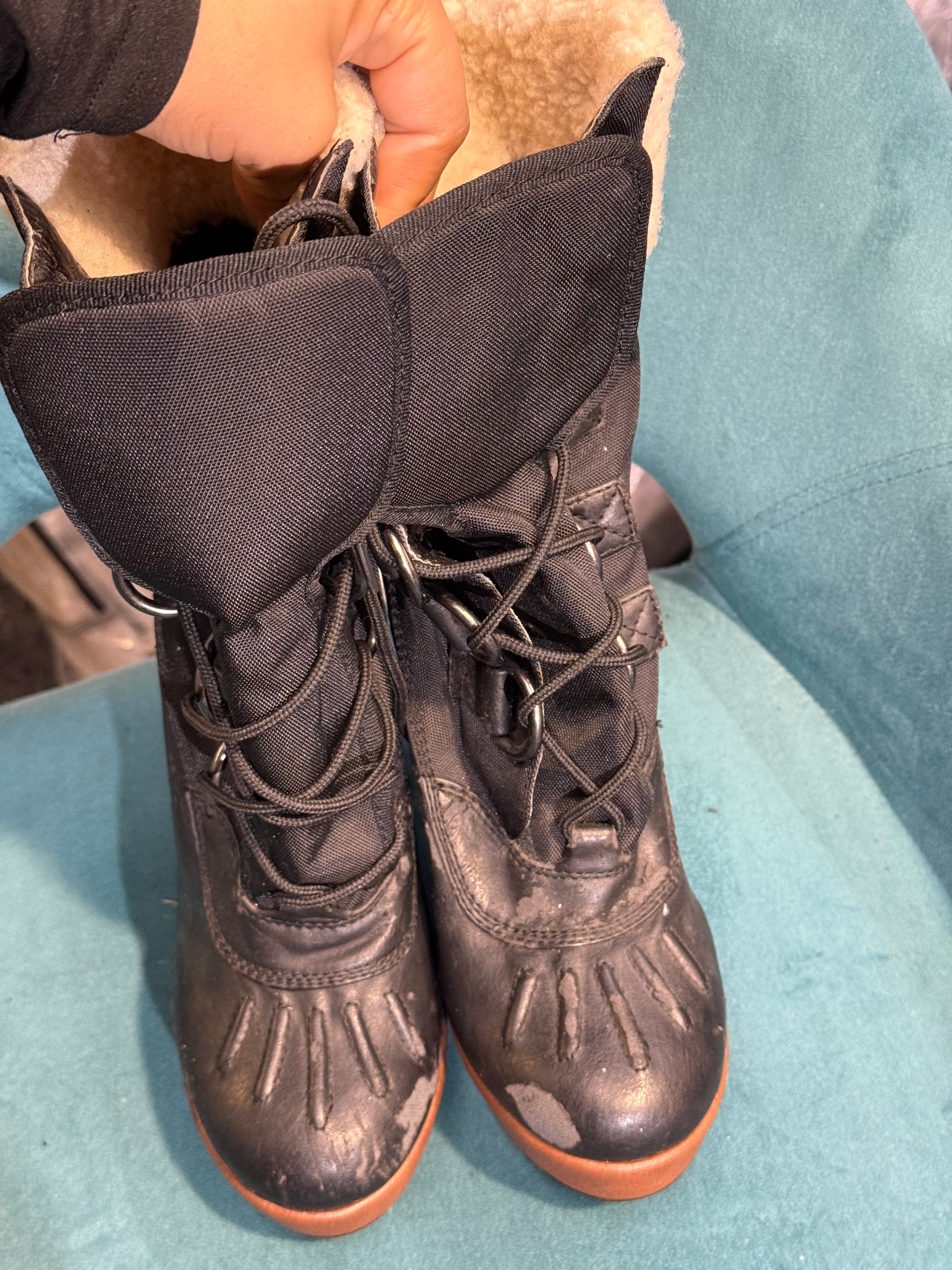 Black & tan lace-up heeled winter boots