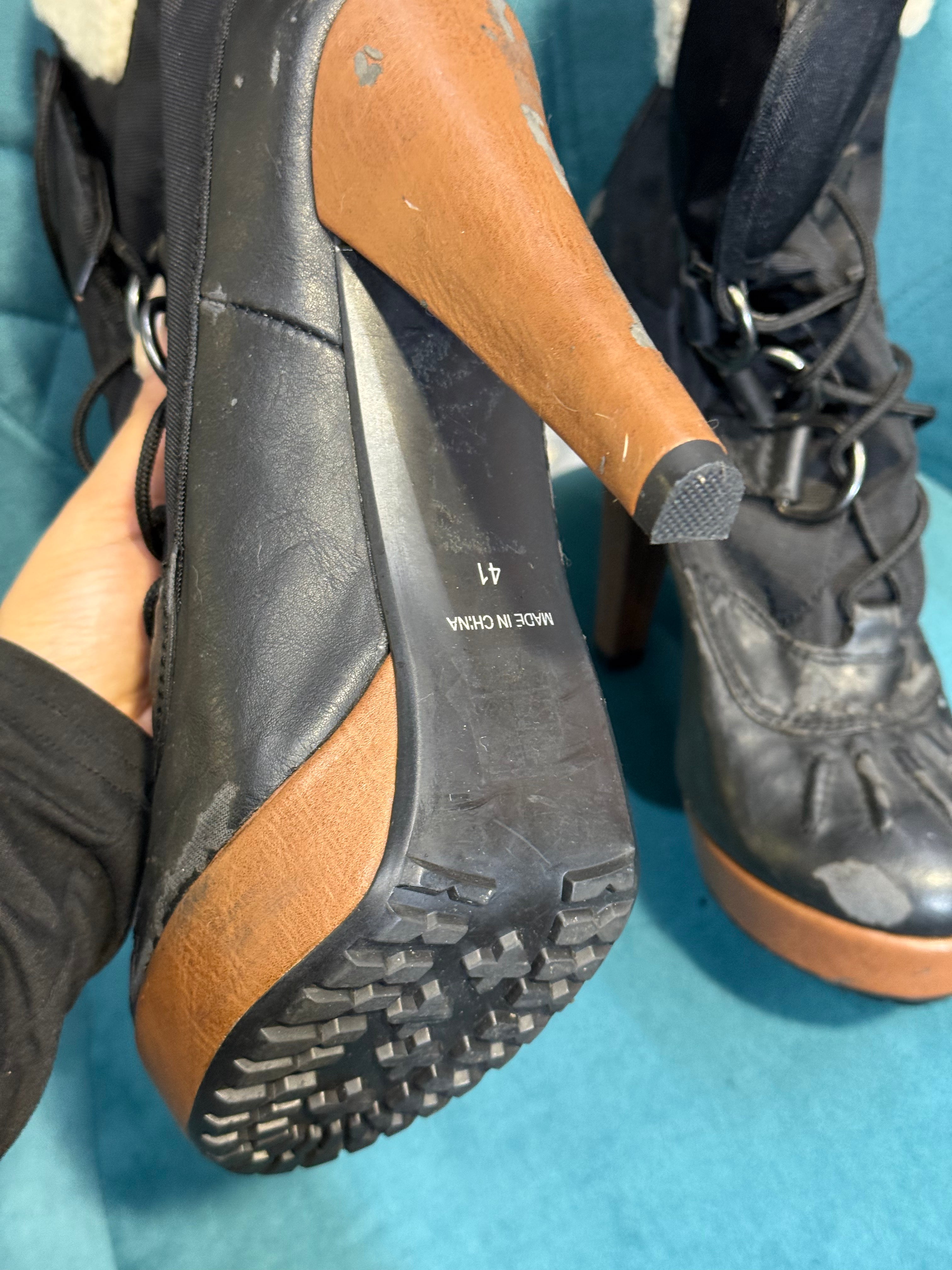Black & tan lace-up heeled winter boots