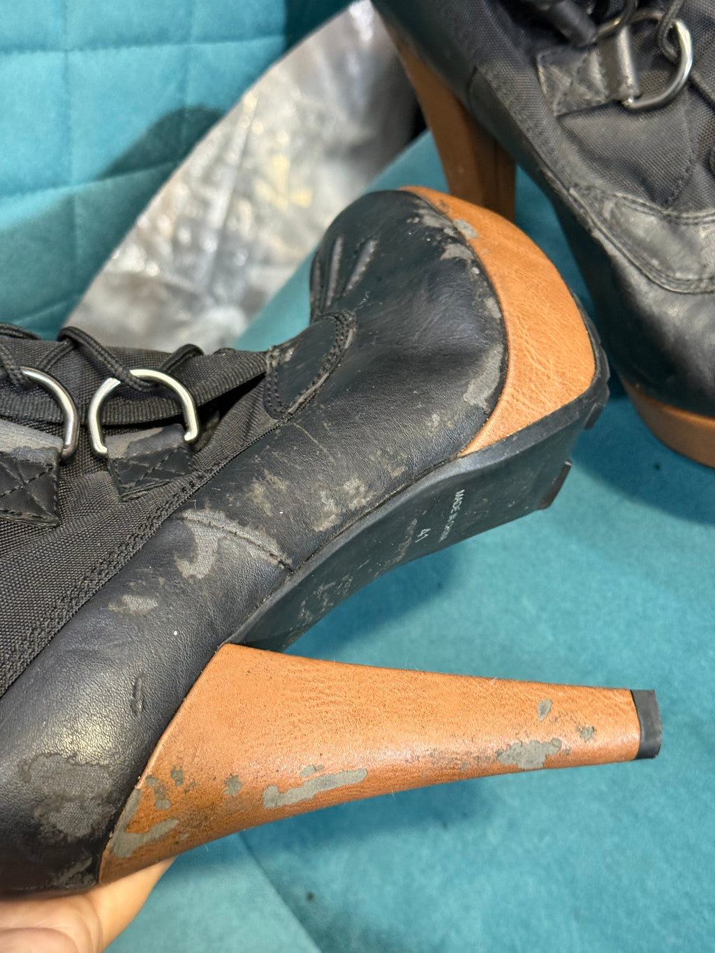 Black & tan lace-up heeled winter boots