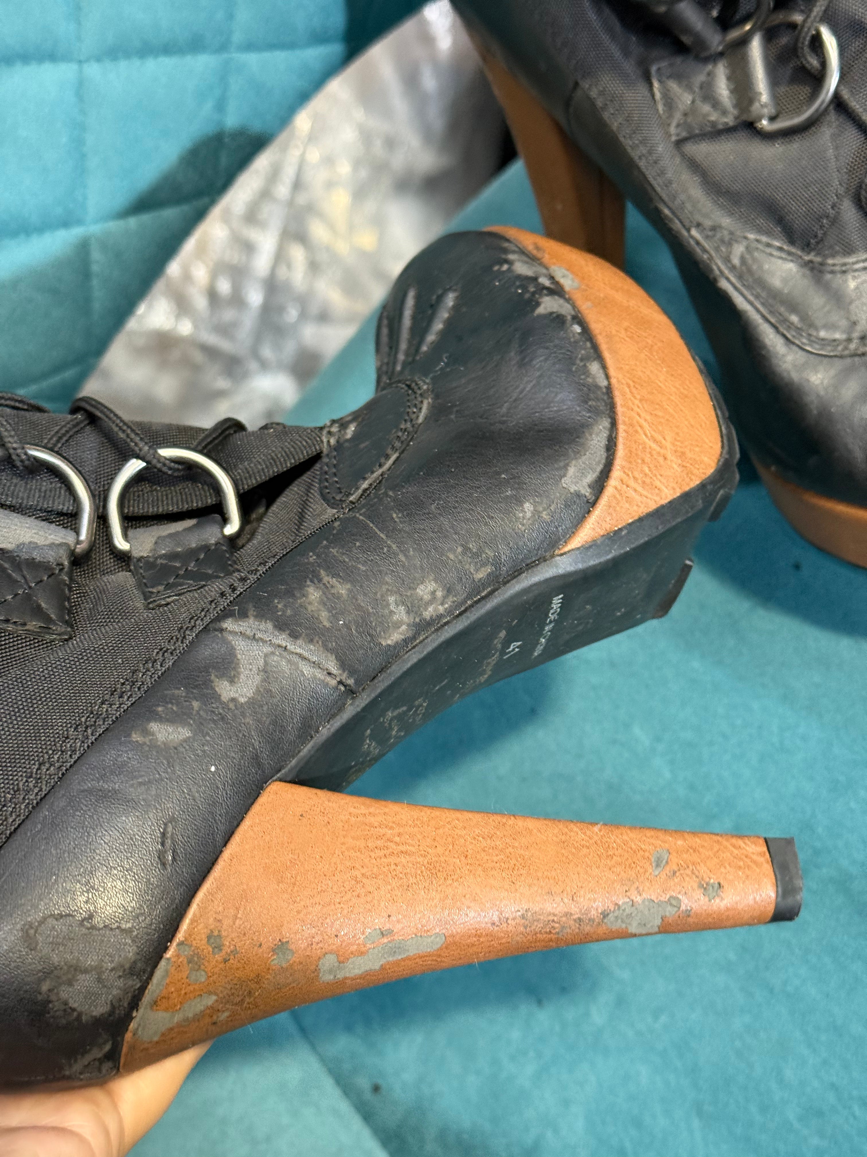 Black & tan lace-up heeled winter boots