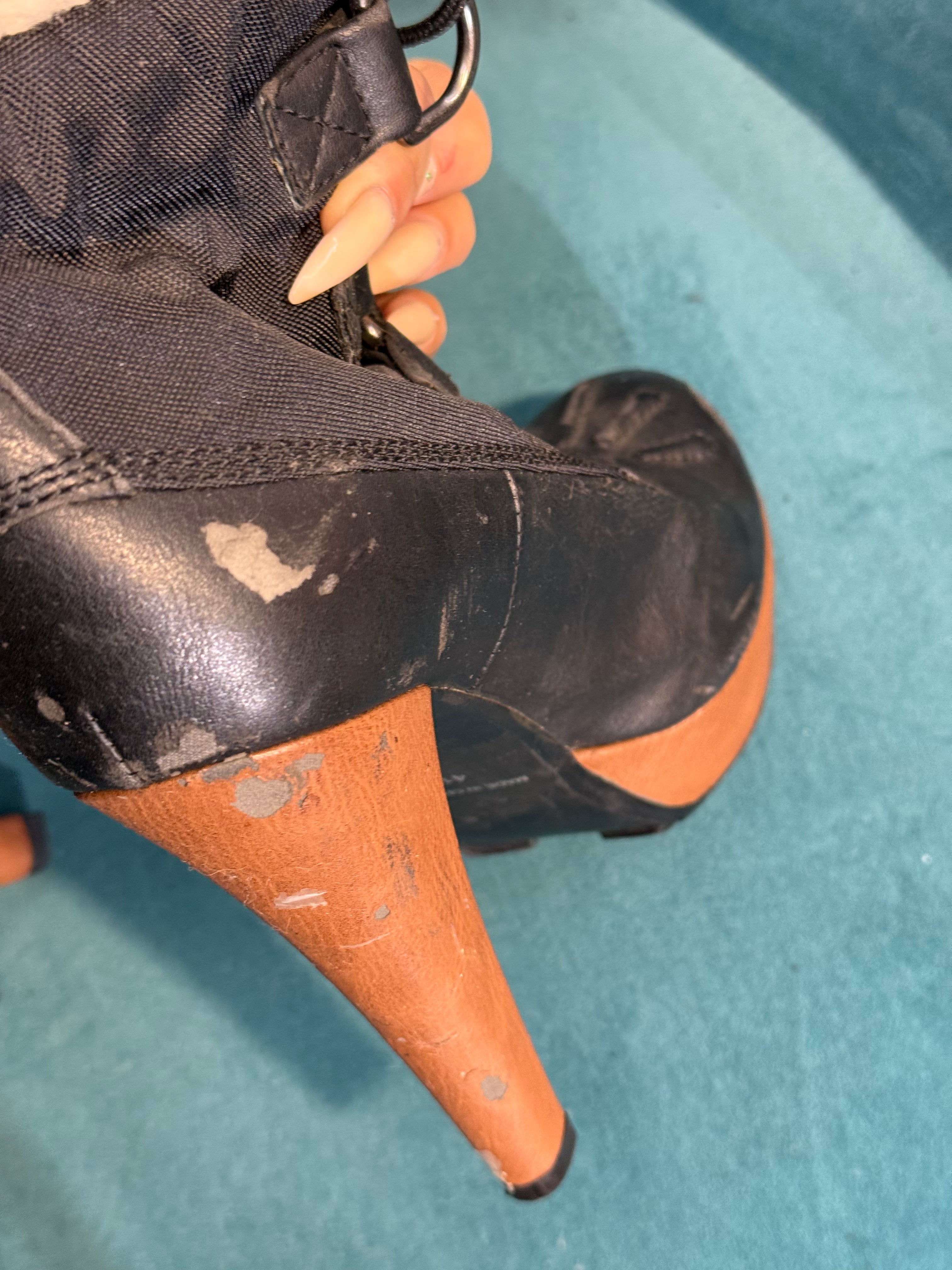 Black & tan lace-up heeled winter boots