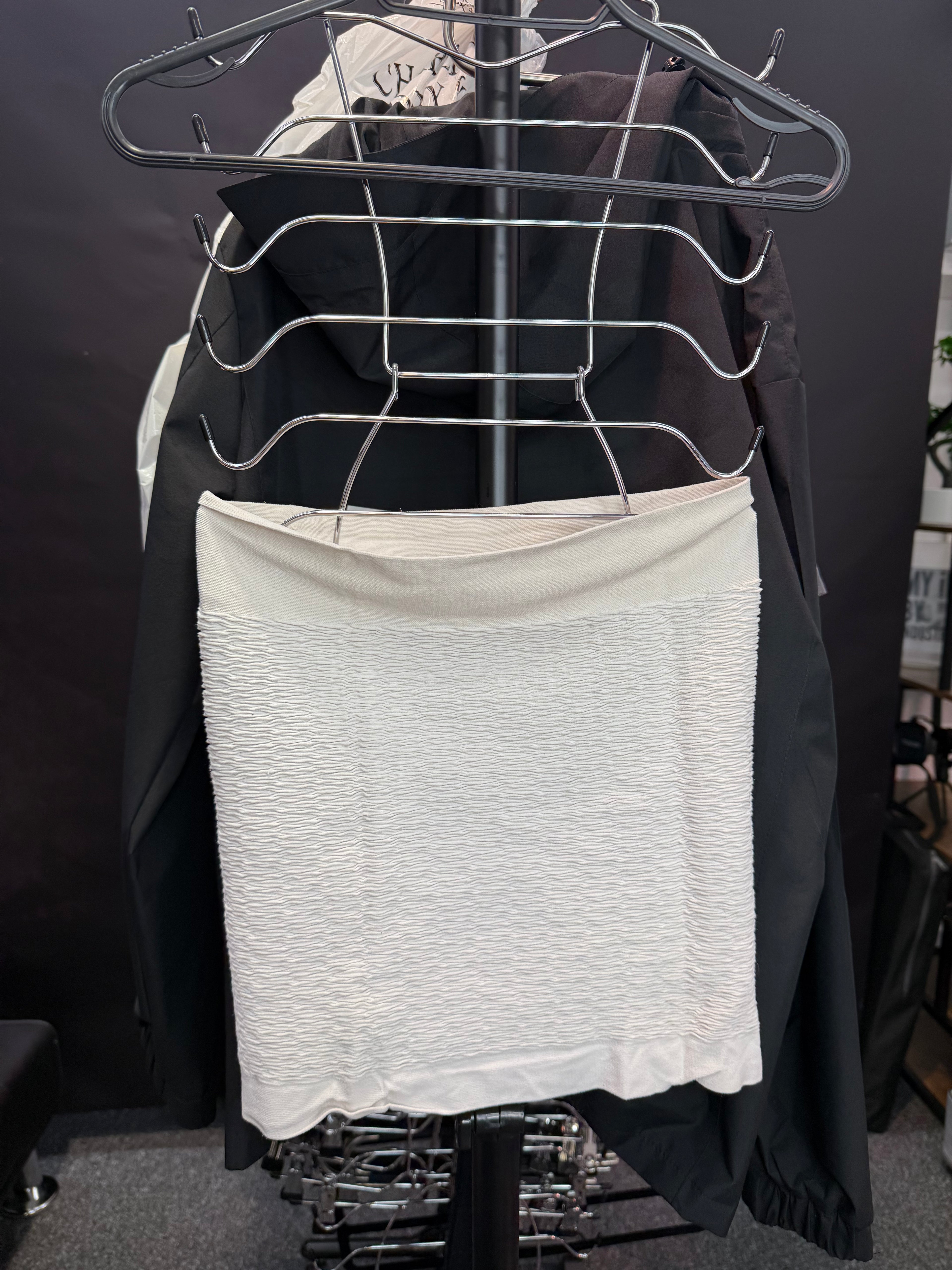 White strechy skirt