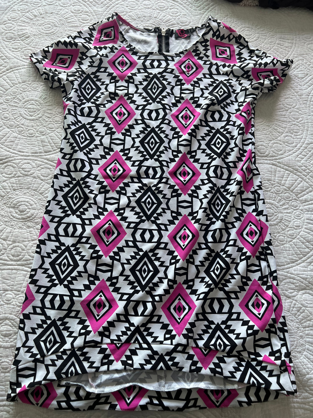 White/black/pink pattern short sleeved top
