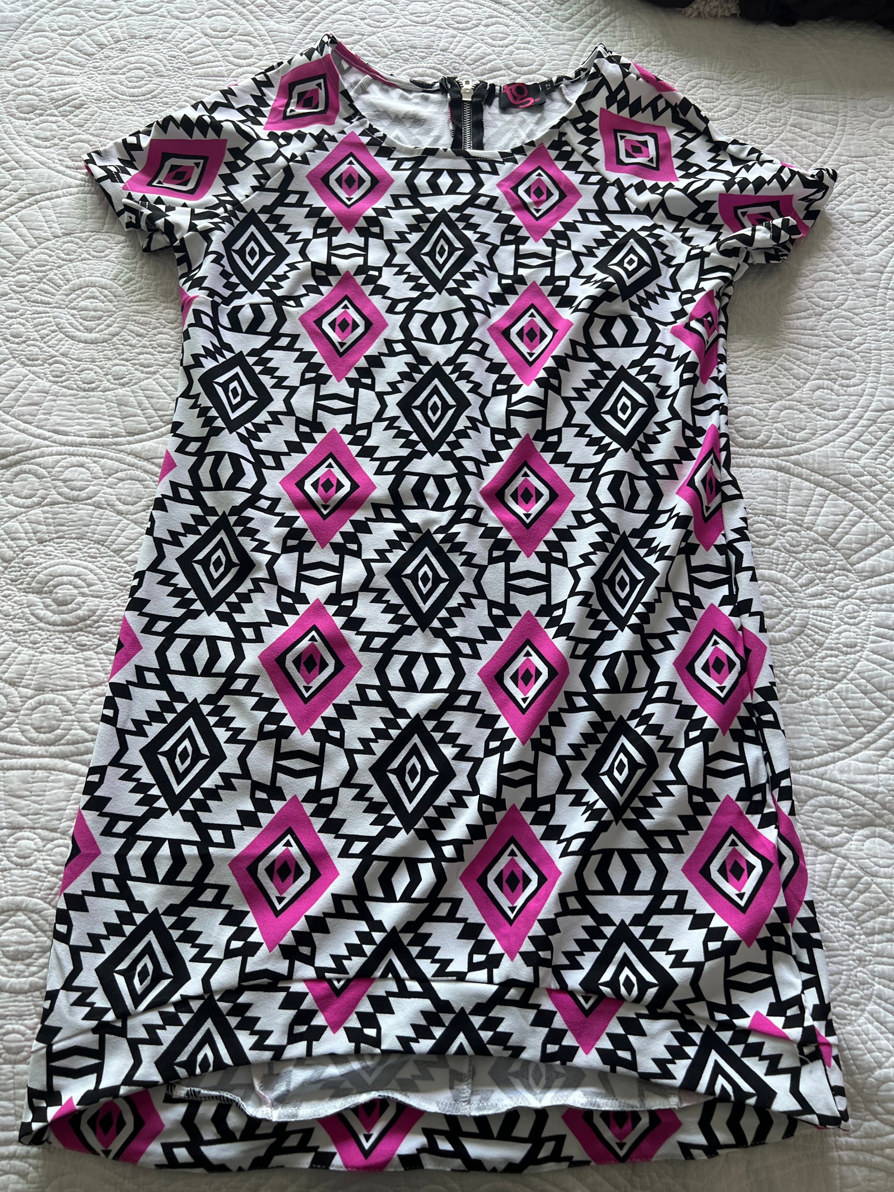White/black/pink pattern short sleeved top