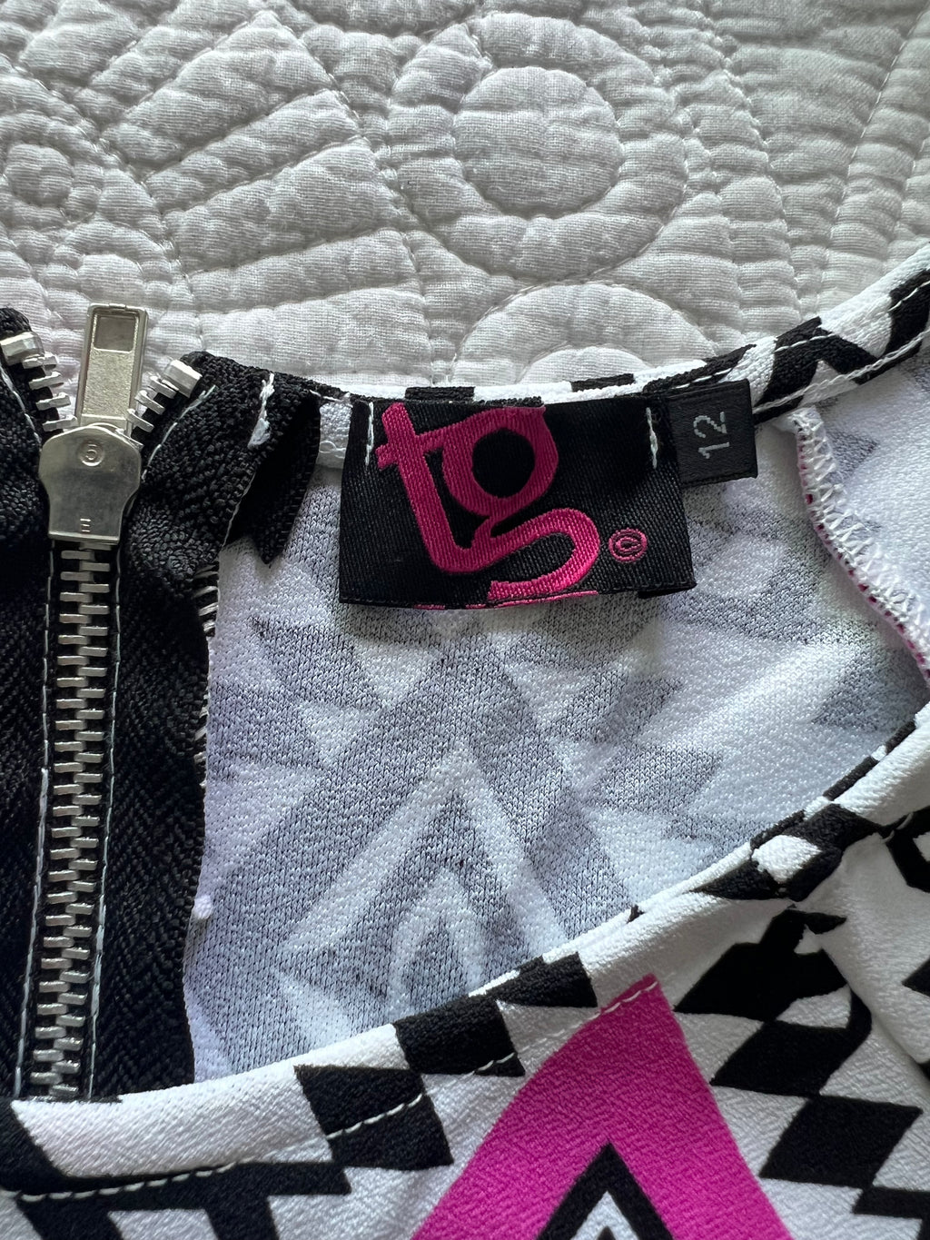 White/black/pink pattern short sleeved top