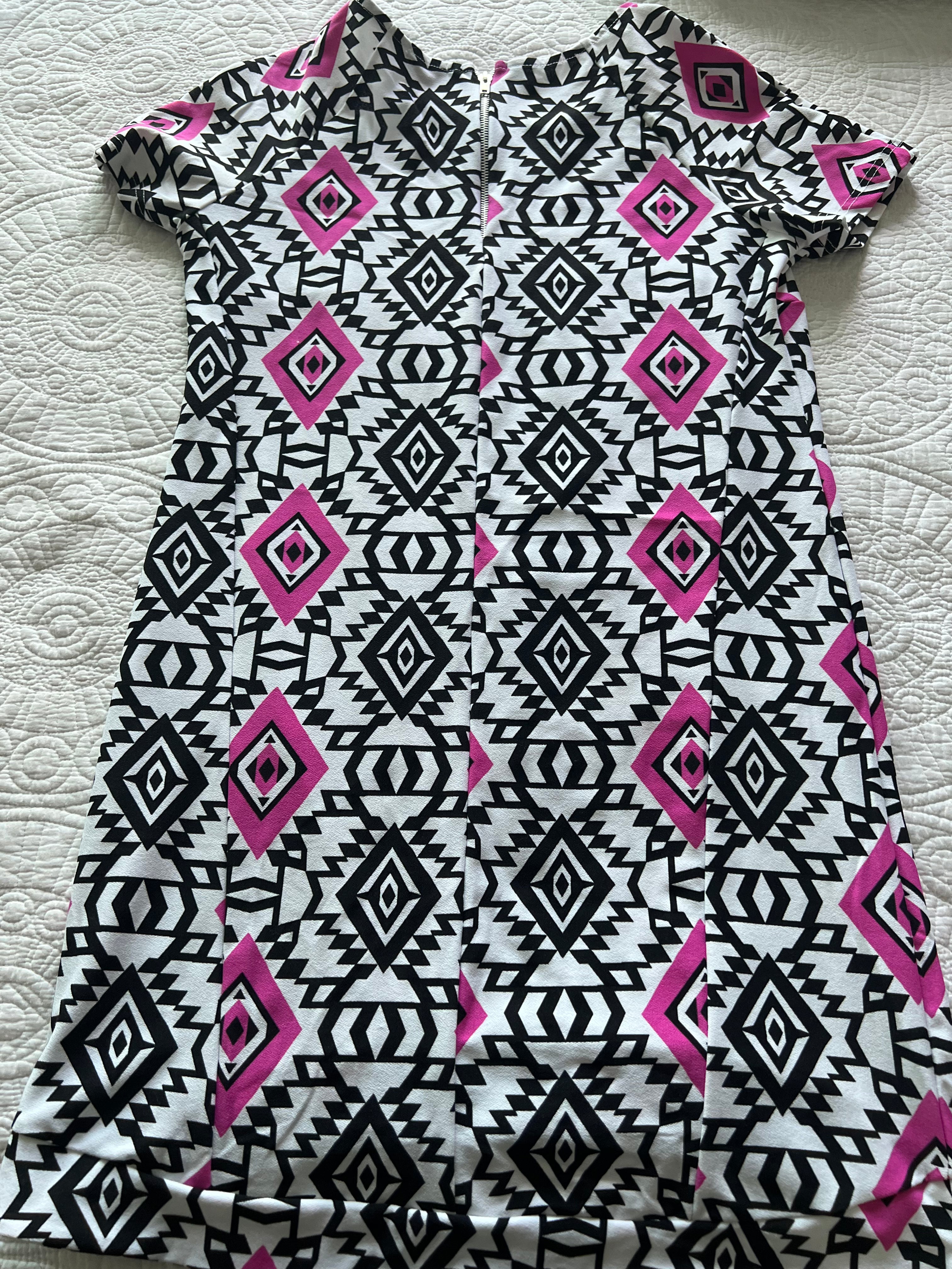 White/black/pink pattern short sleeved top