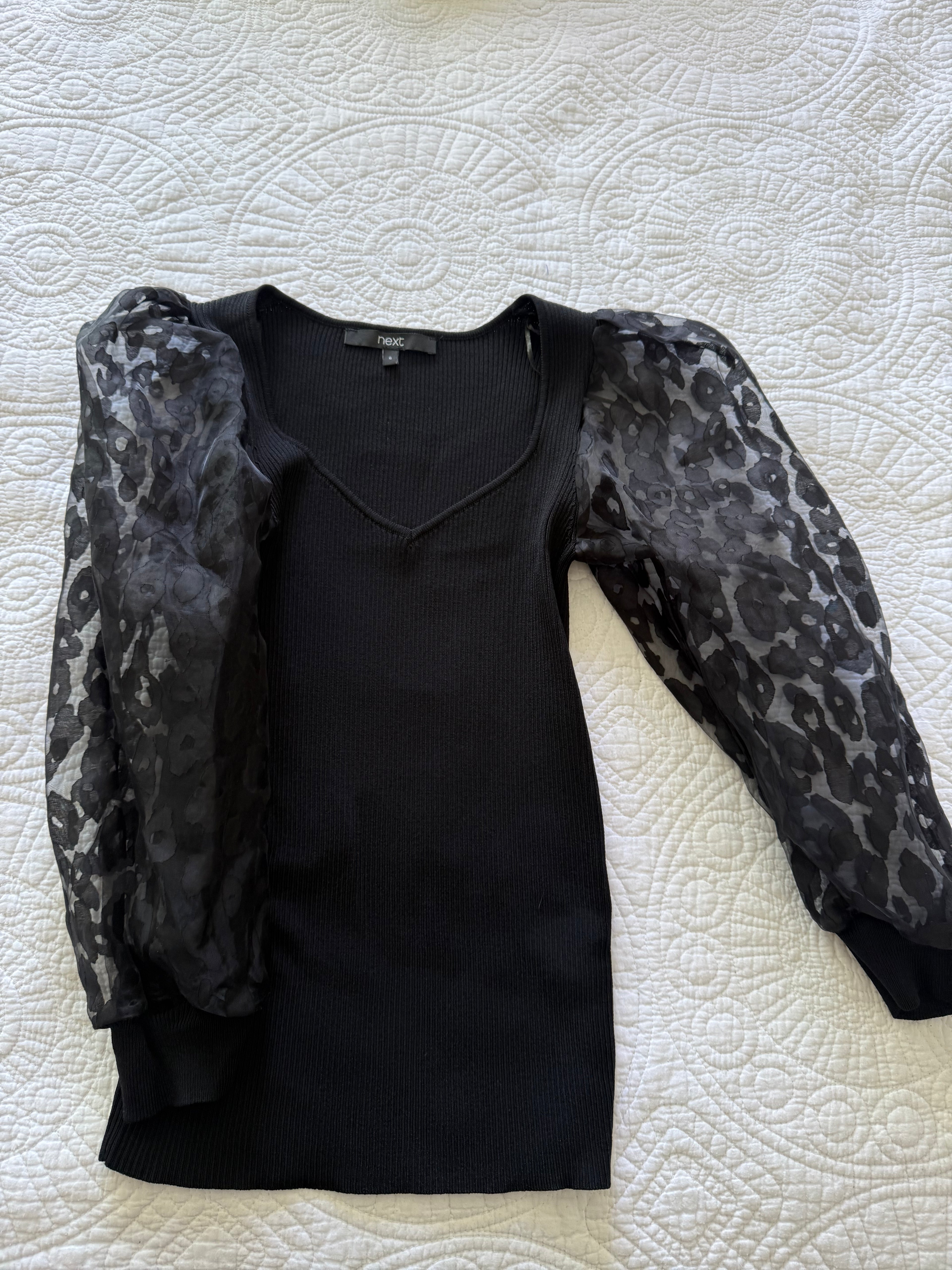 Black top / puffy sleeves