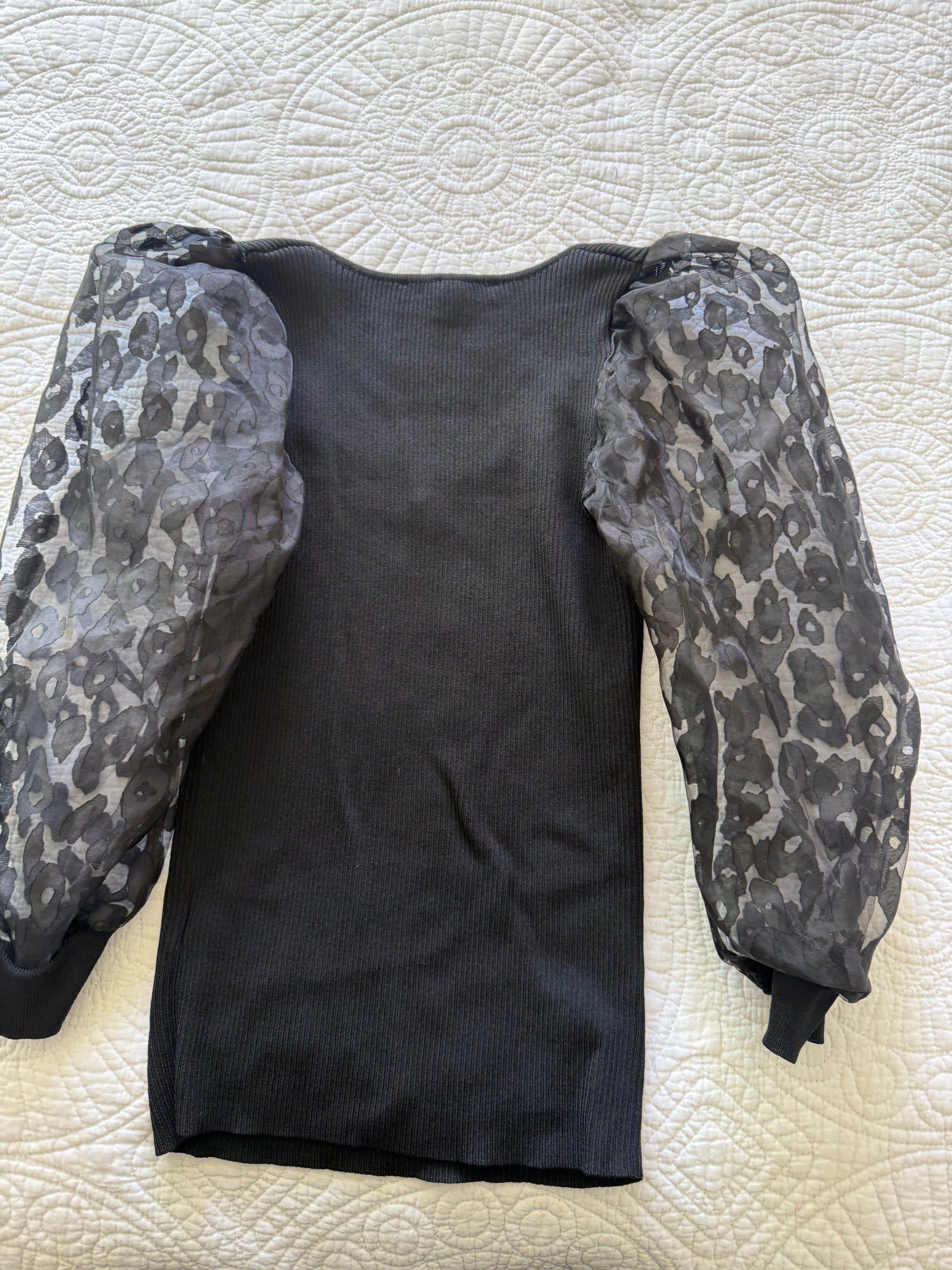Black top / puffy sleeves
