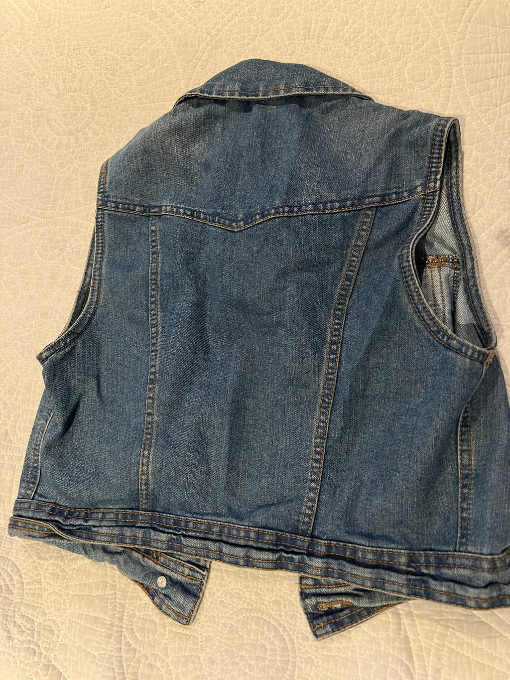 Sleeveless cropped denim jacket
