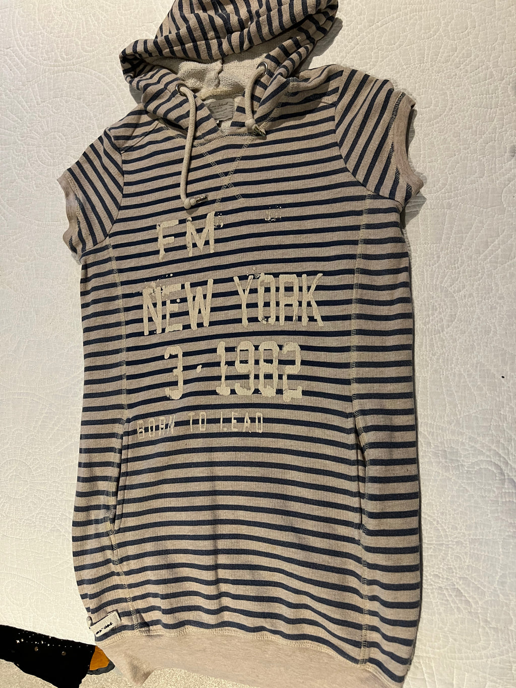 Sleeveless stripped jumper