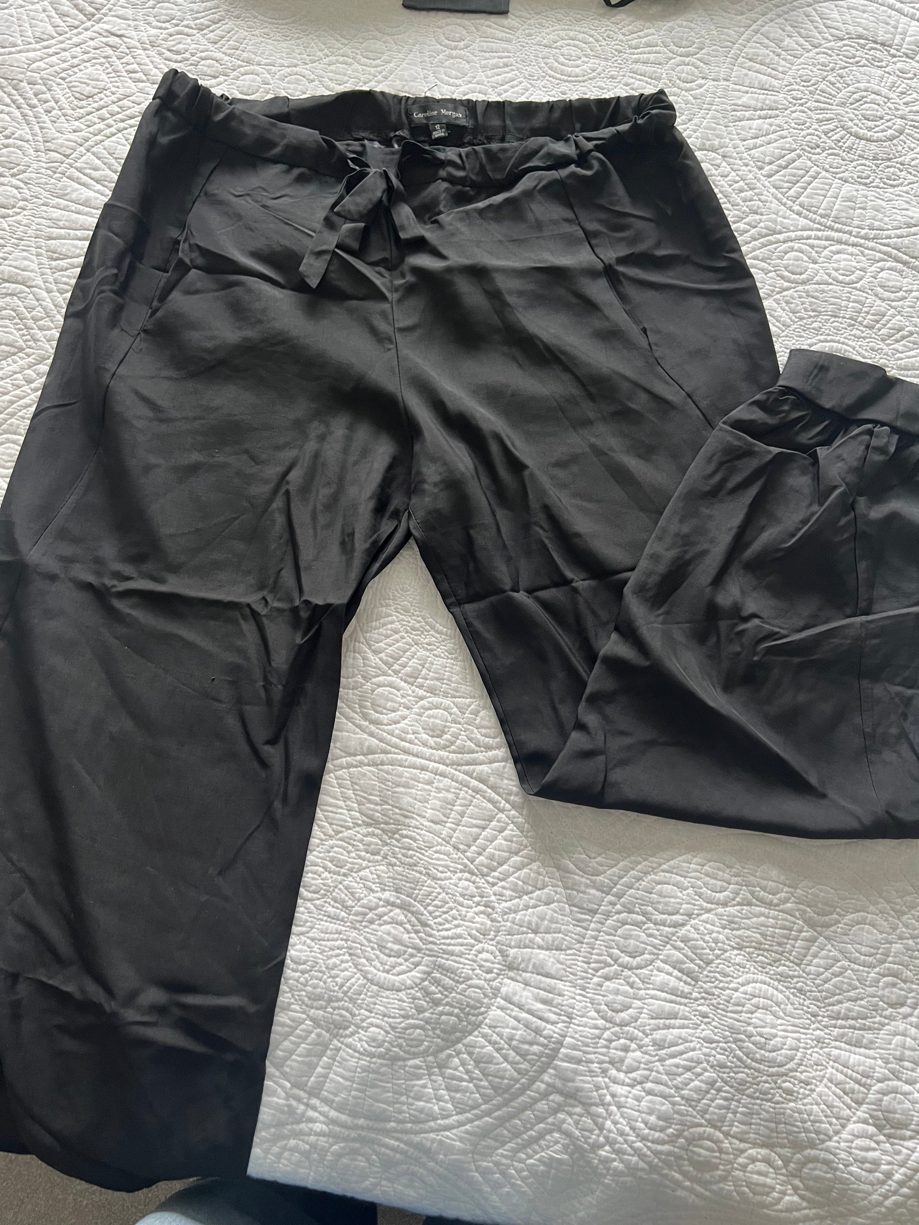 1/4 length black trousers