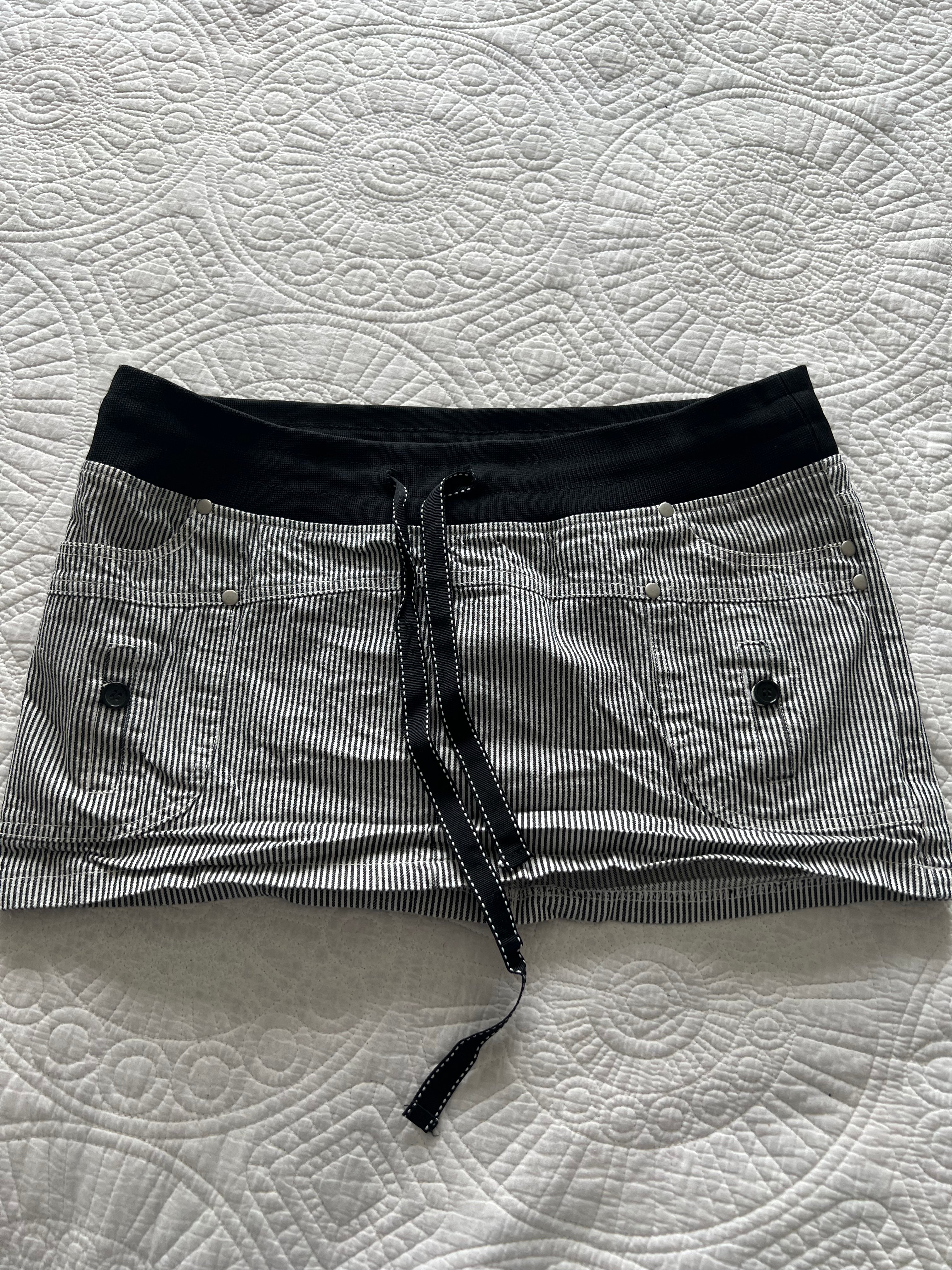 Black/white mini skirt