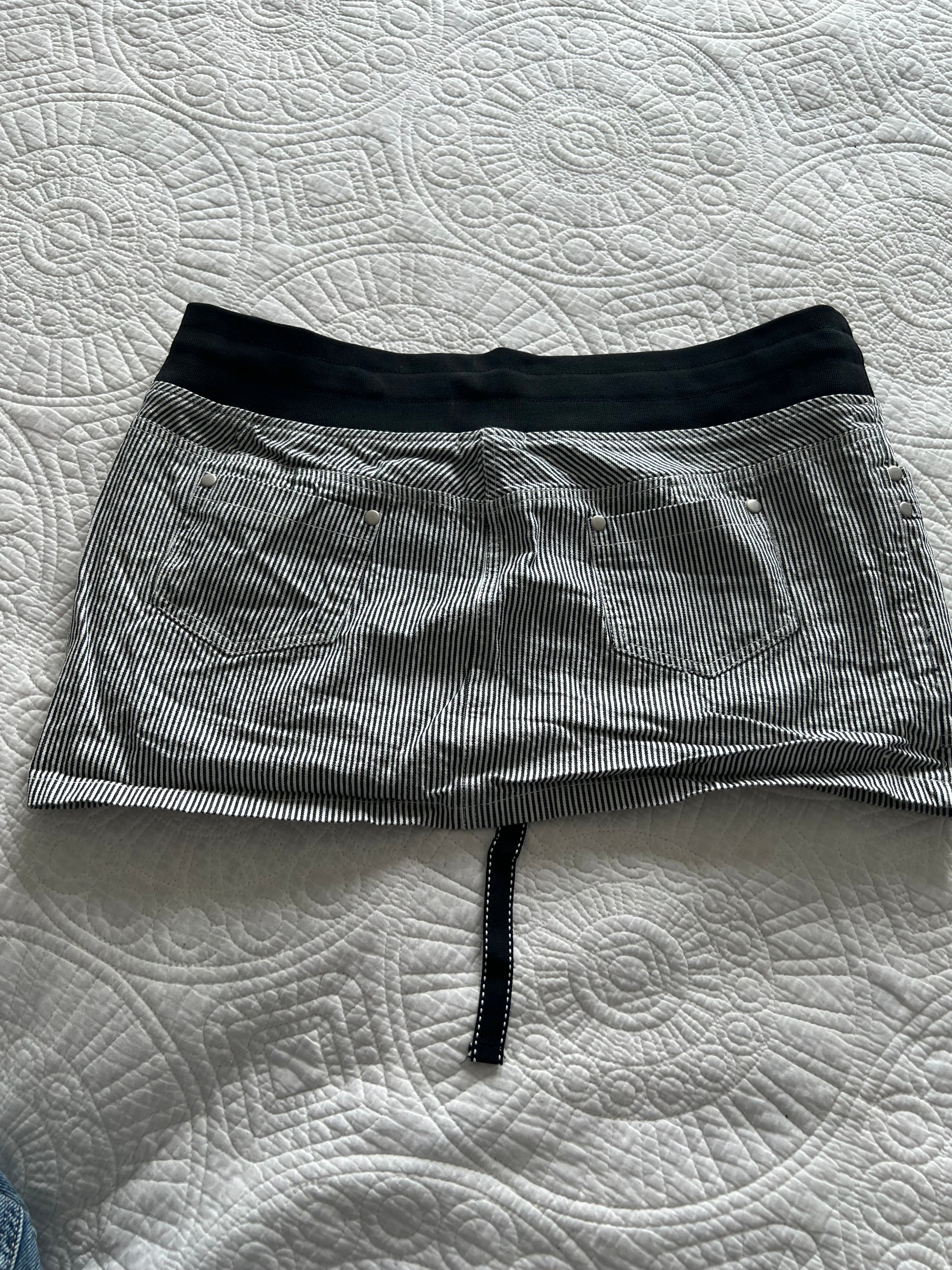 Black/white mini skirt