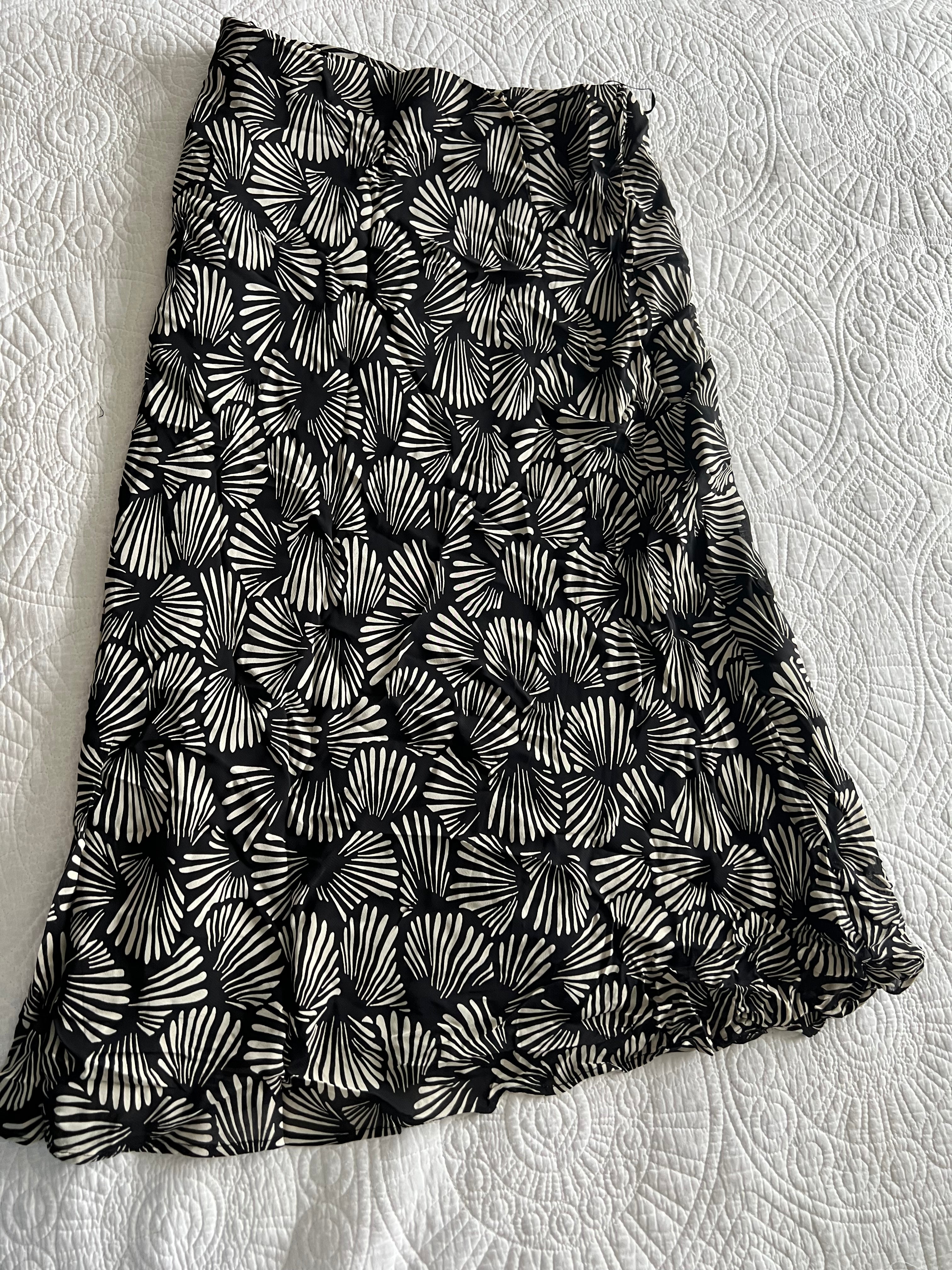 Black/white midi skirt