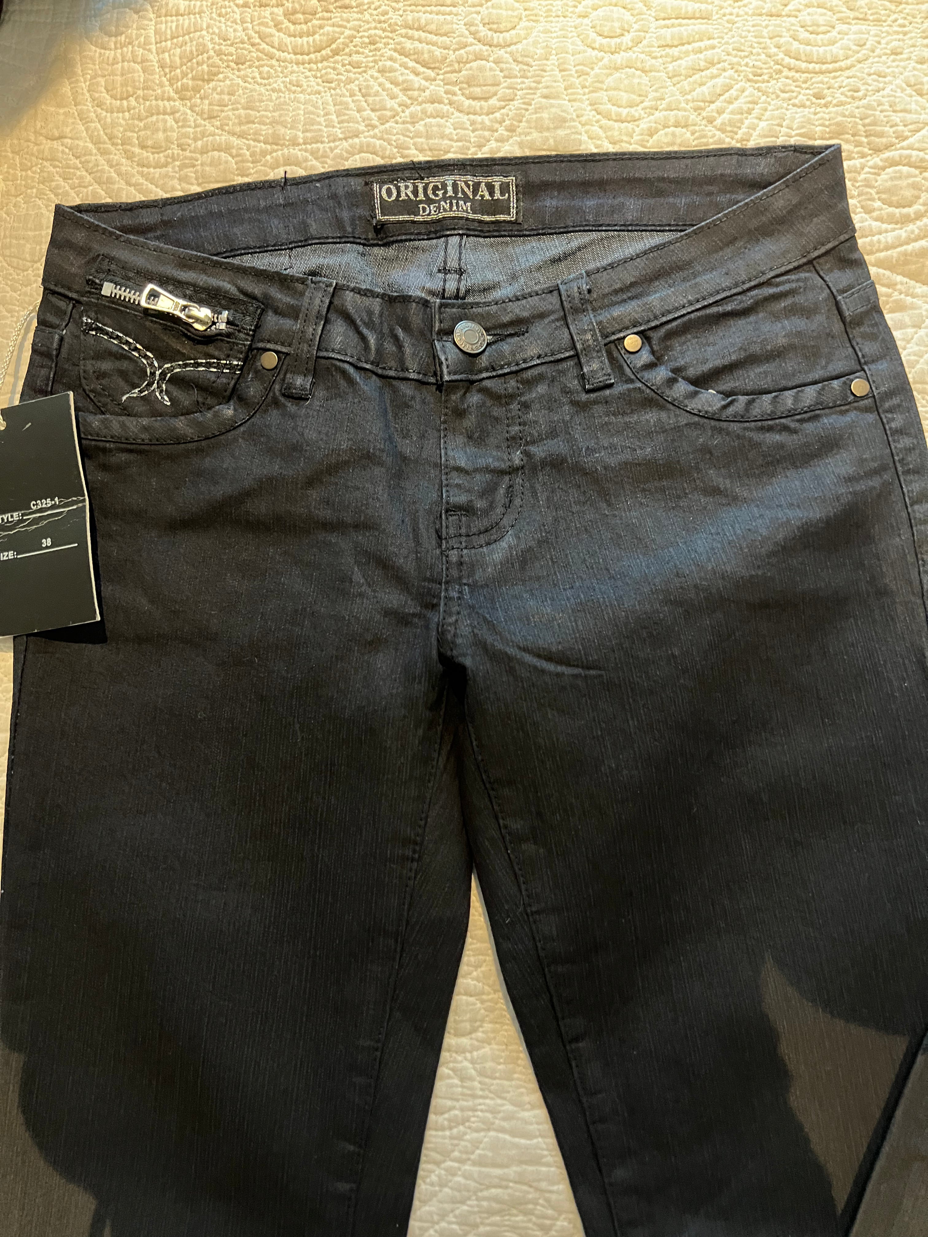 Low waisted black jeans