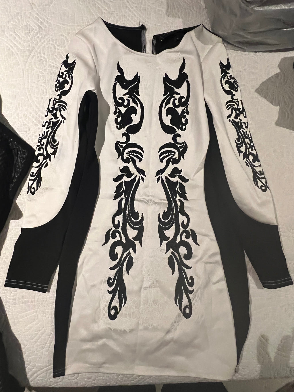 Black/white long sleeve dress