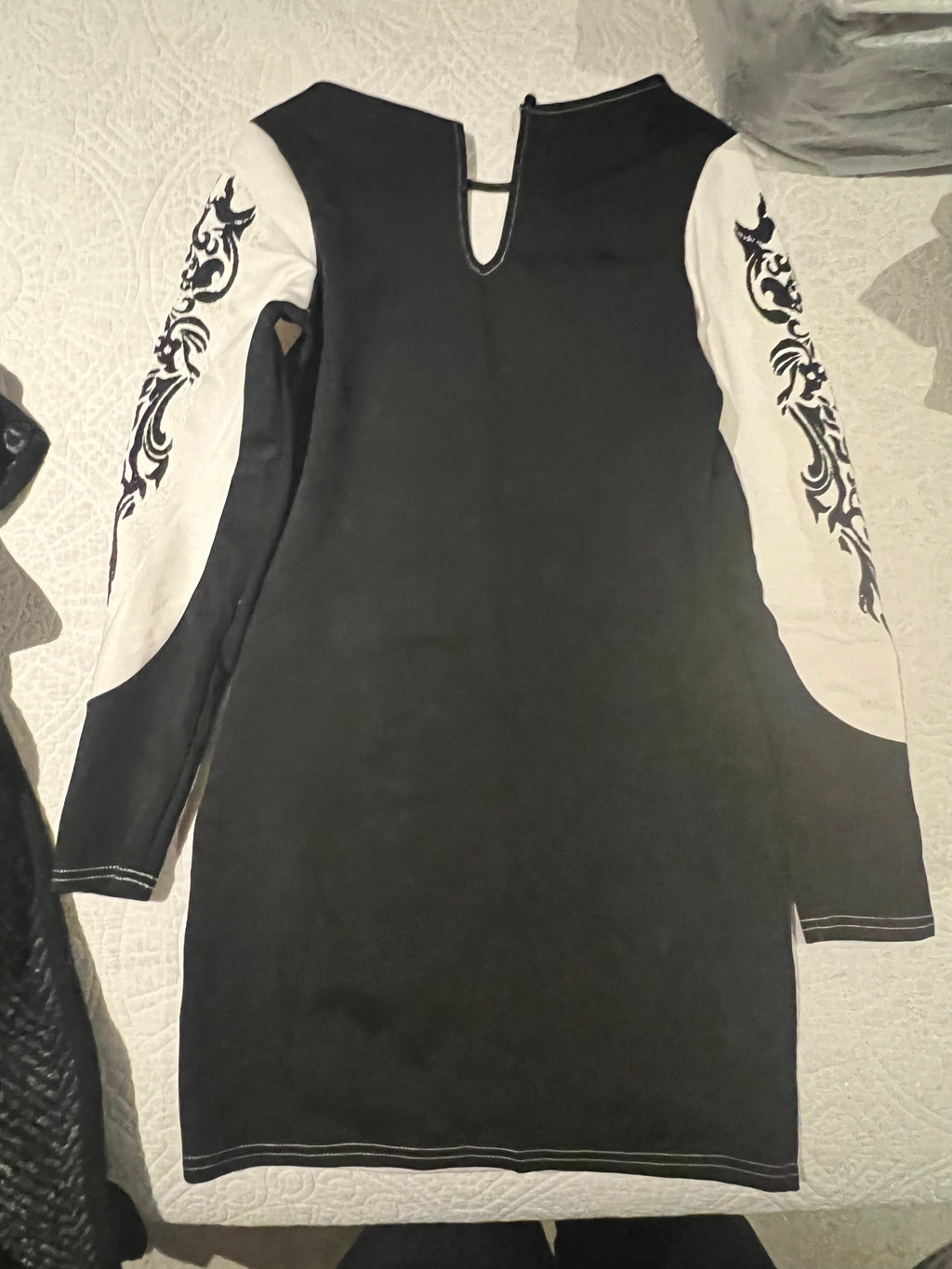 Black/white long sleeve dress