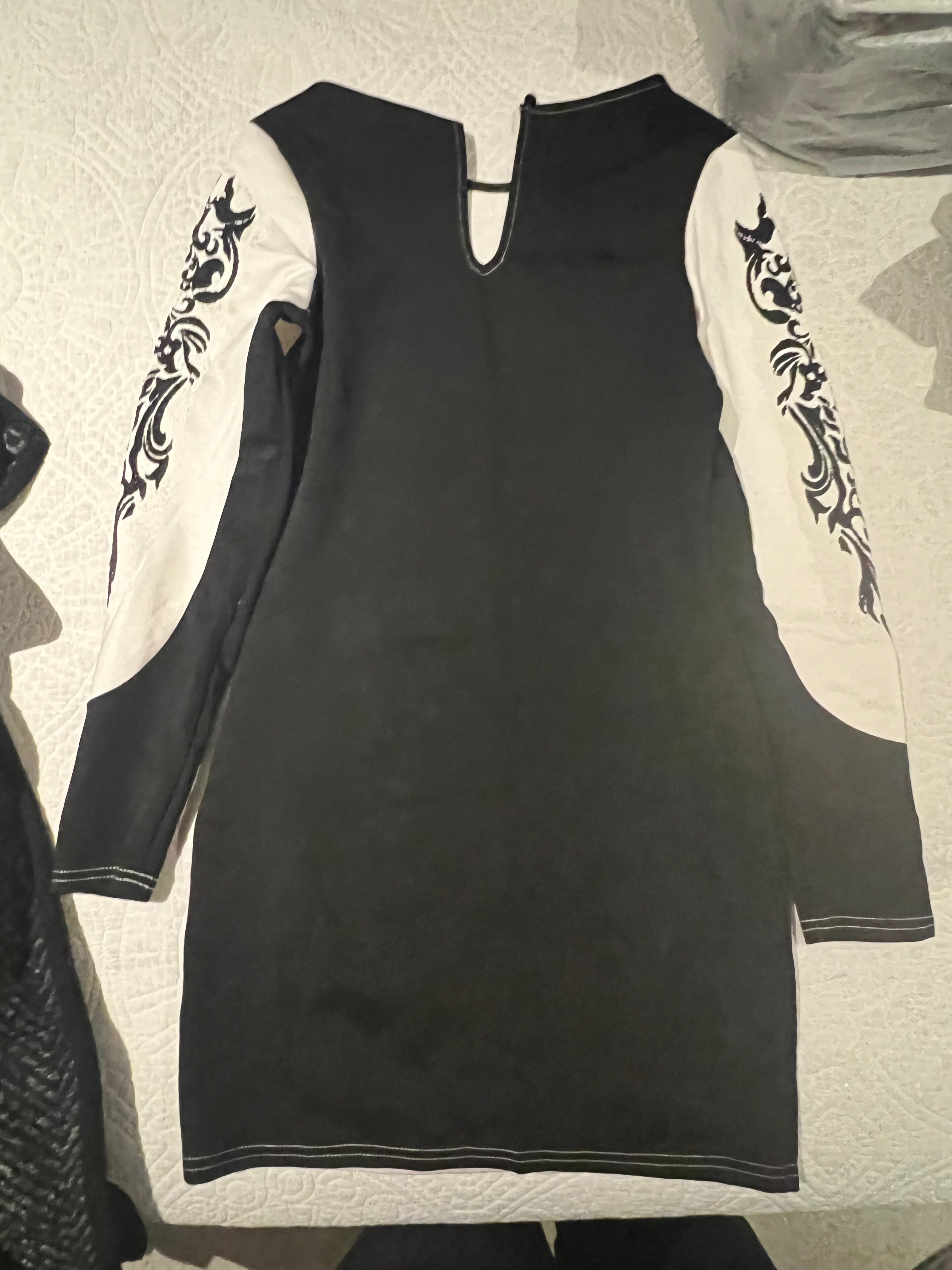 Black/white long sleeve dress