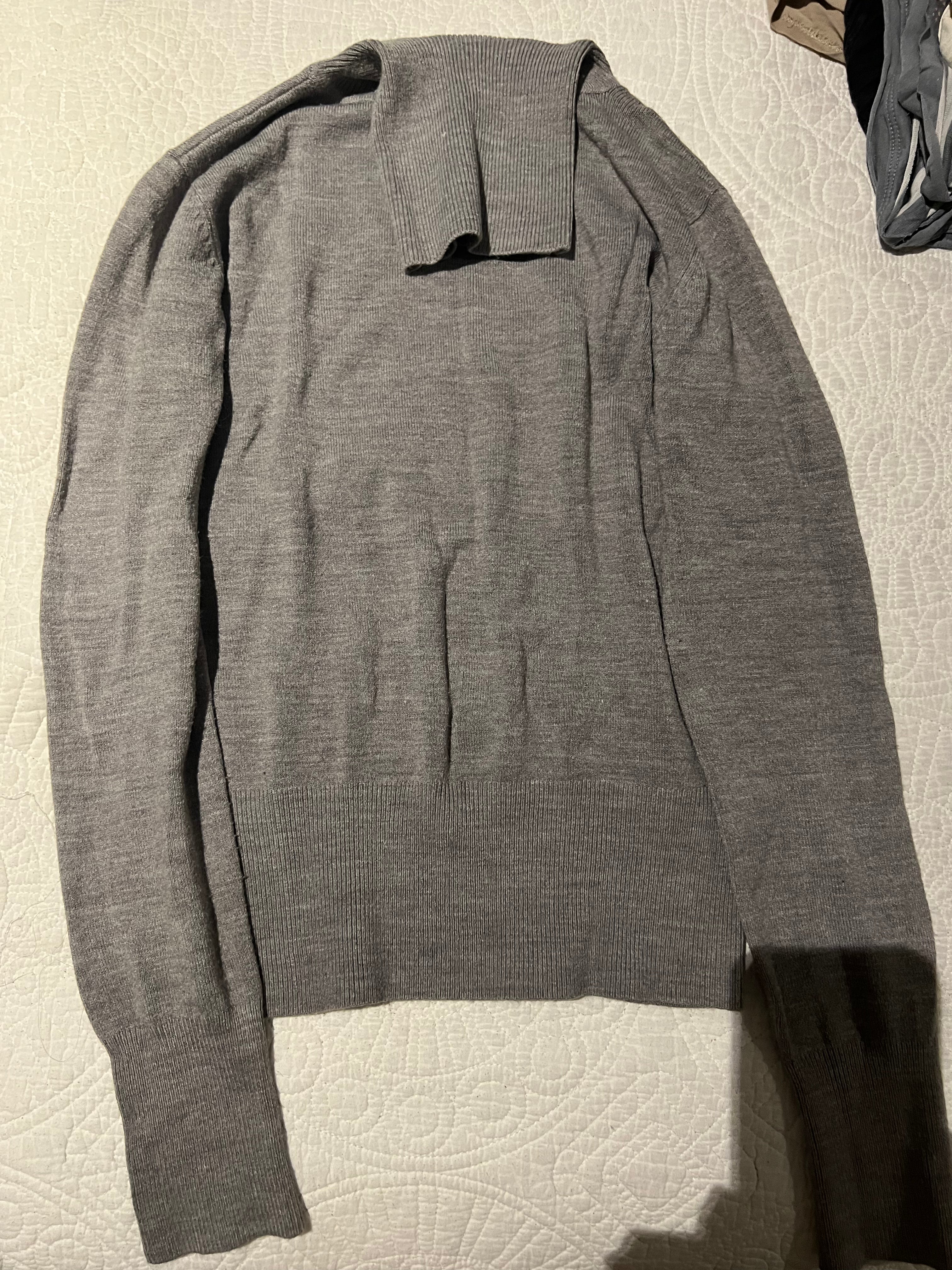 Grey long sleeve jumper