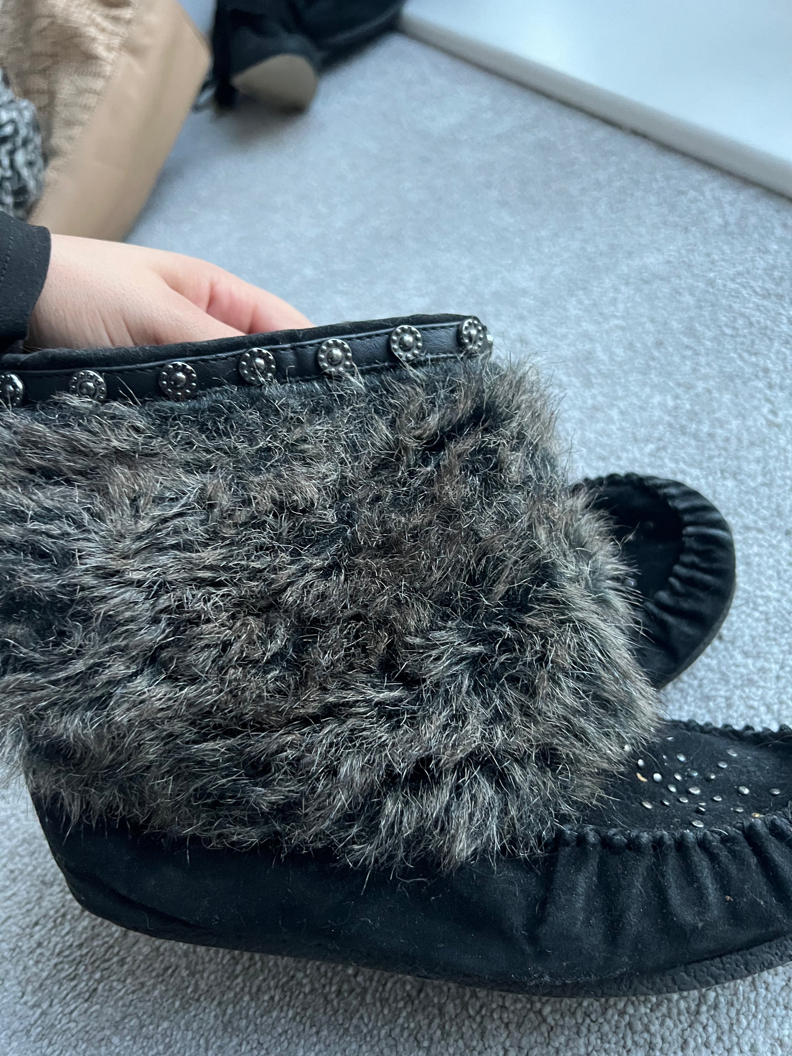 Black boots with faux fur