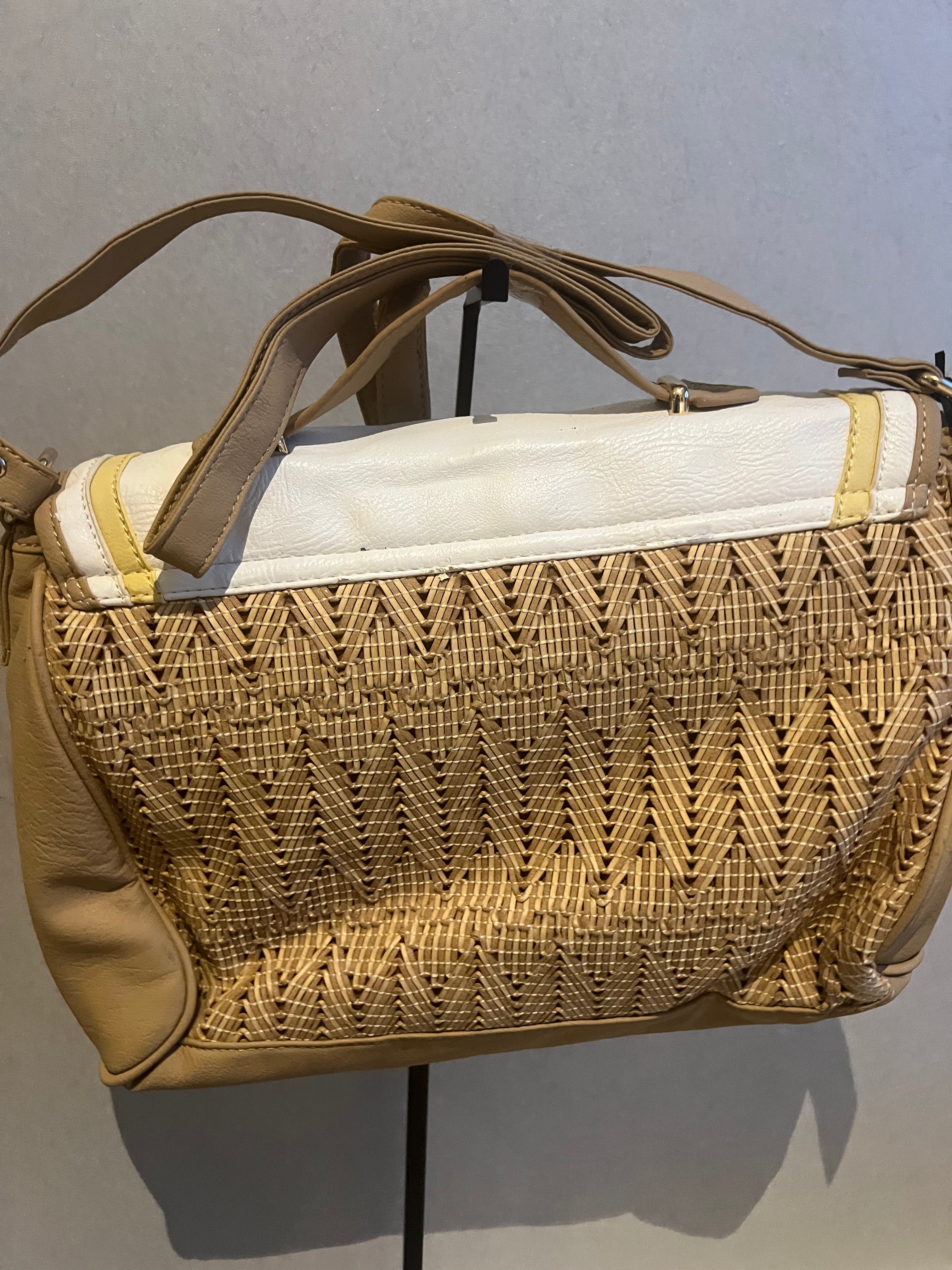 White/yellow bag