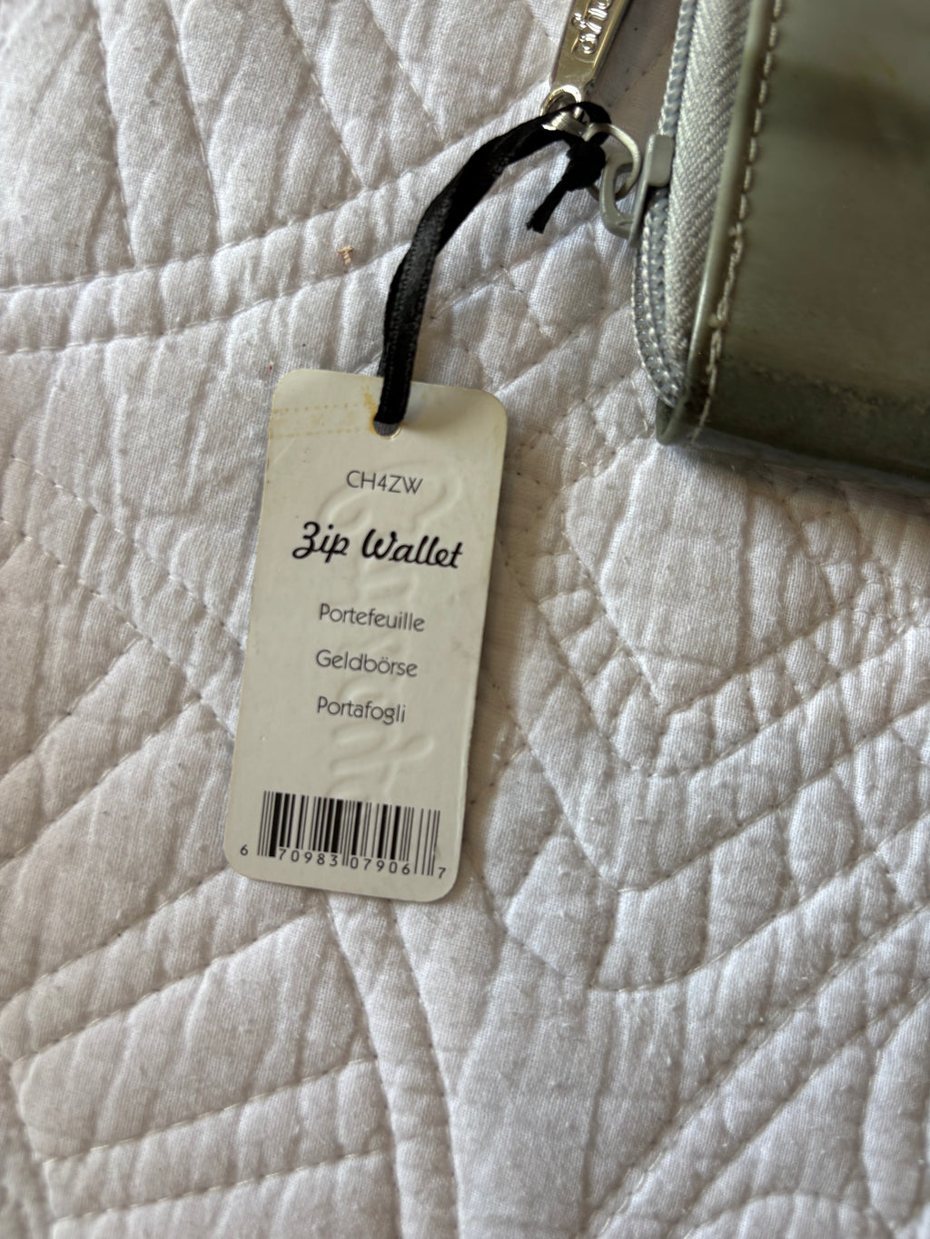 Chihuahua image / zip wallet