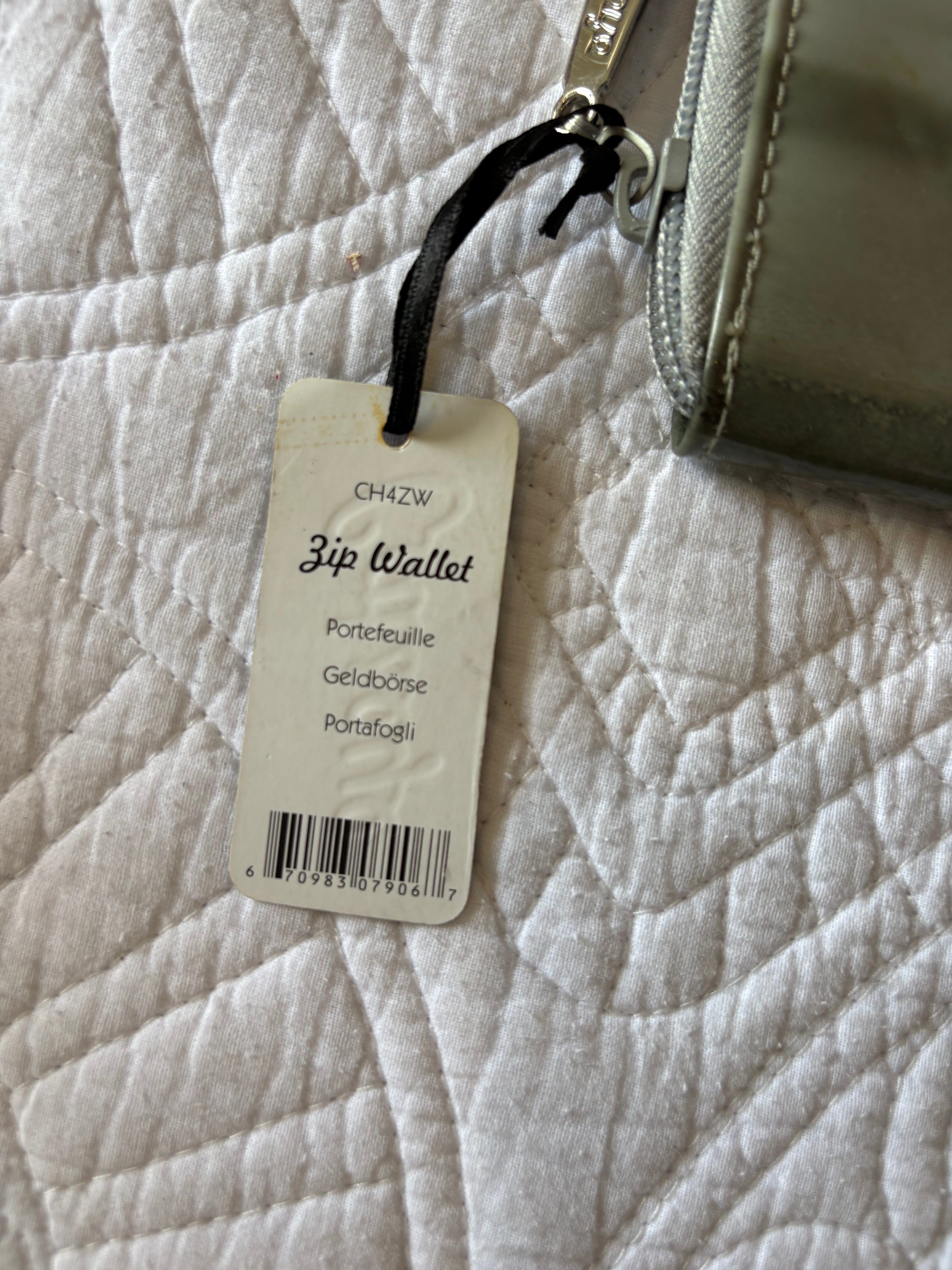 Chihuahua image / zip wallet