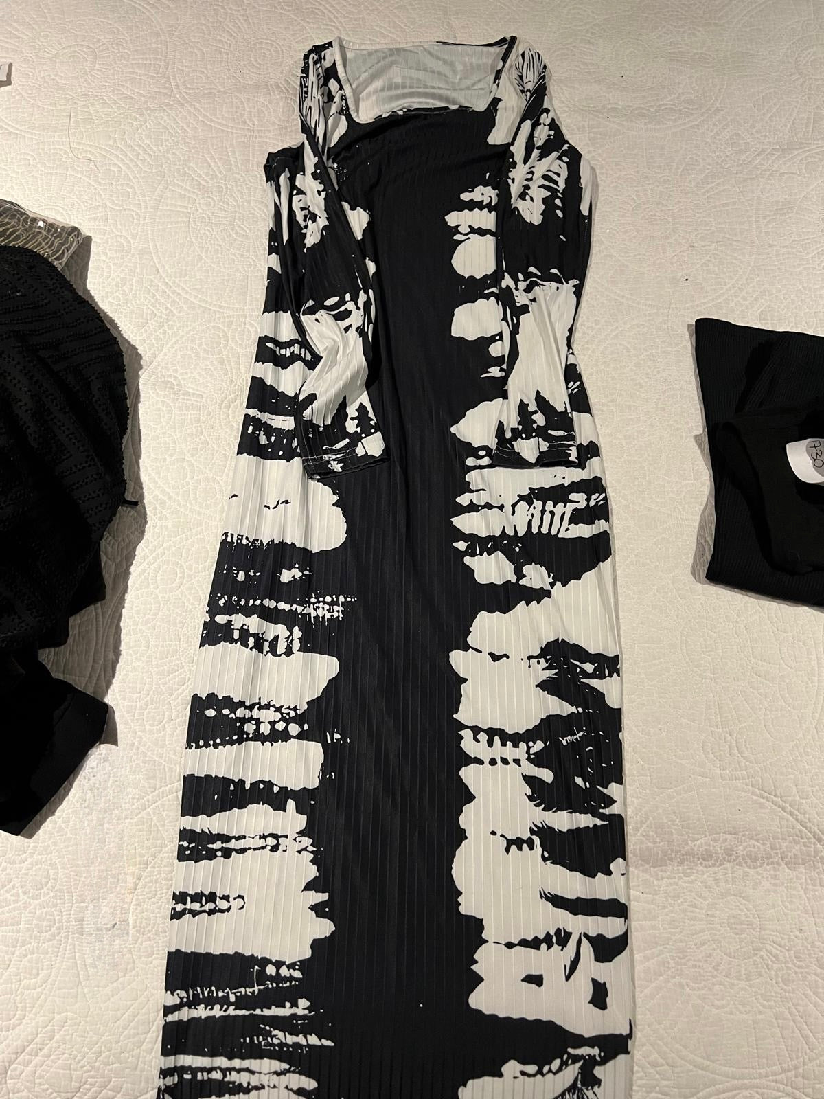 Black/white long sleeve maxi dress